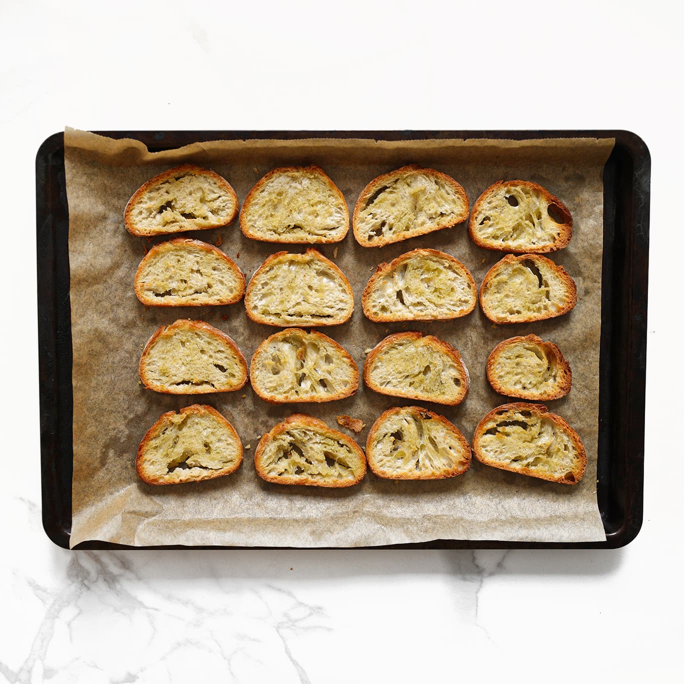 Goudbruin geroosterd stokbrood voor bruschetta uit de oven