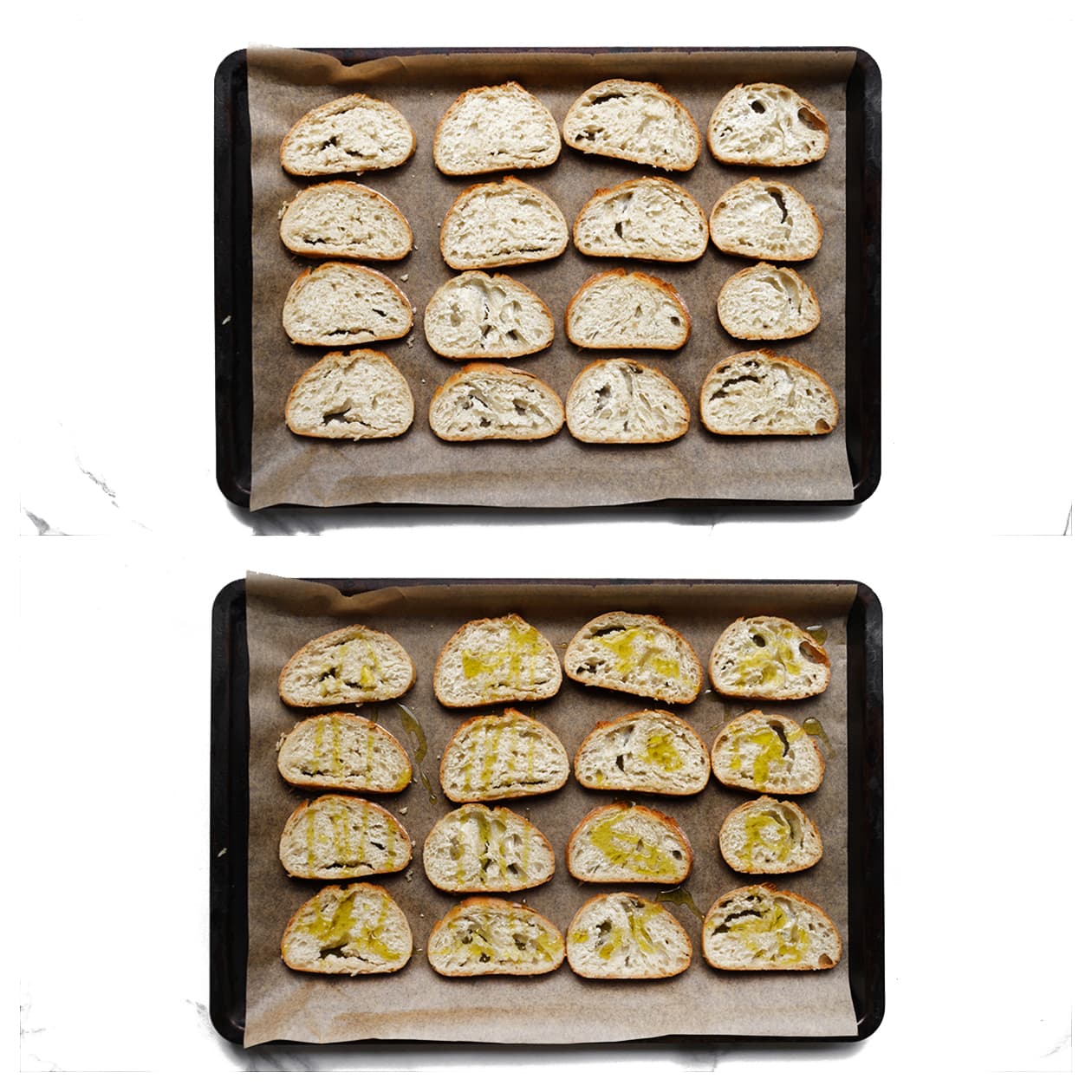 Plakjes stokbrood besprenkeld met olijfolie op een bakplaat