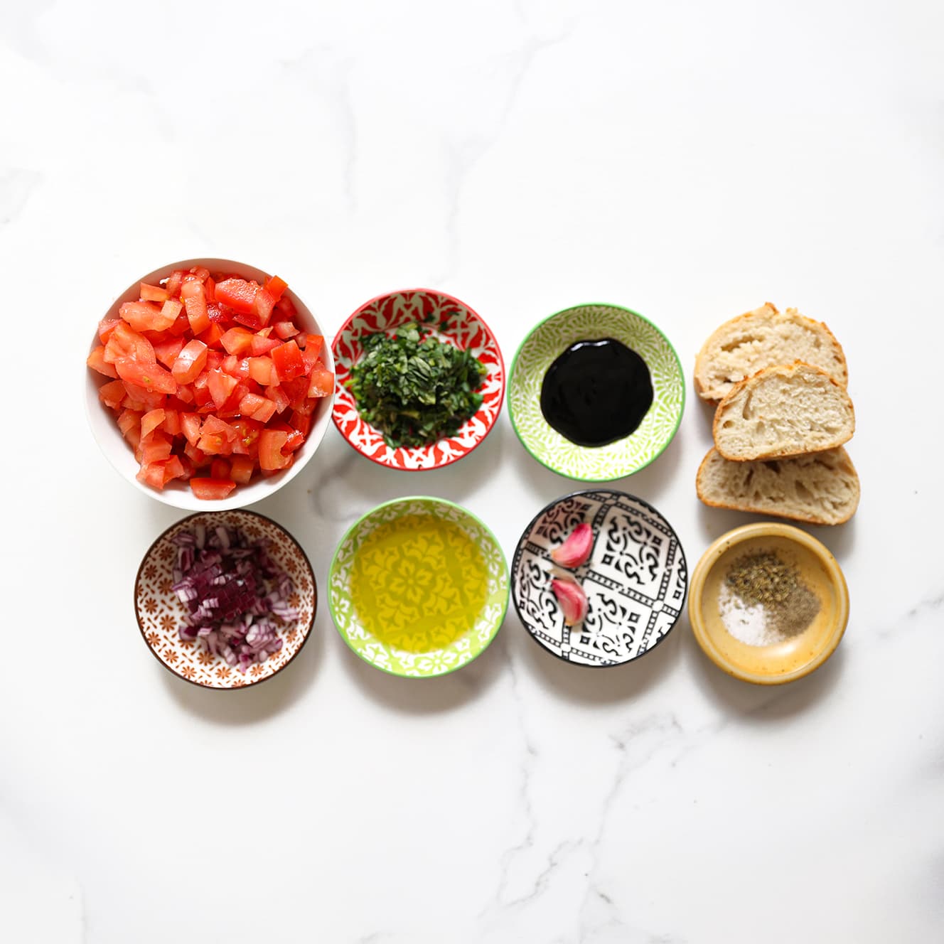 Gesneden tomaten, rode ui en basilicum voor het maken van bruschetta