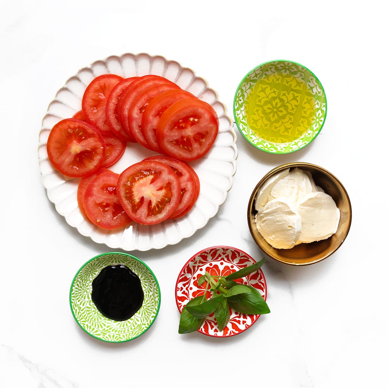 Gesneden trostomaten en mozzarella voor een salade caprese