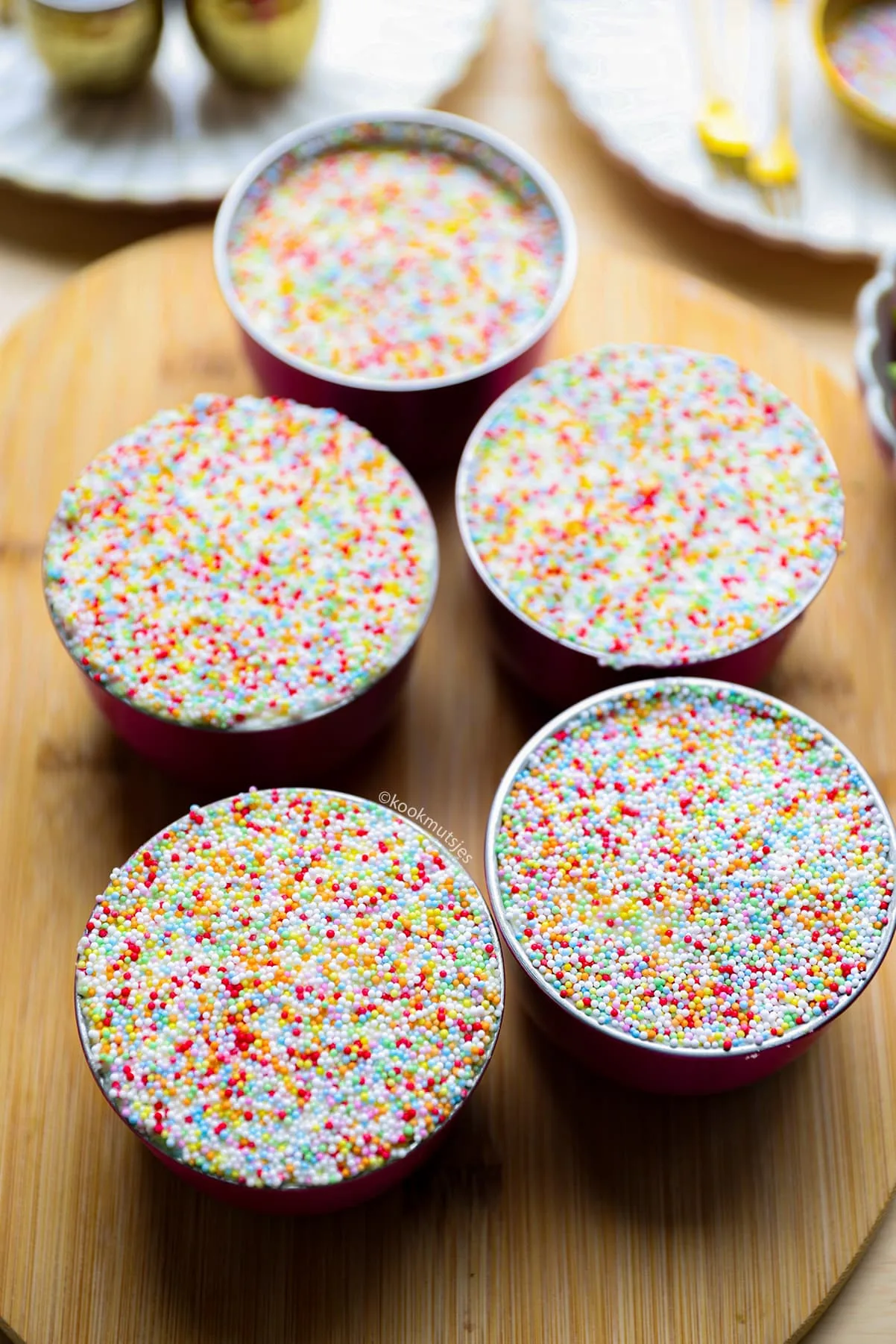 Close-up van zelfgemaakte dot cakes met roomkaasvulling en gekleurde spikkels