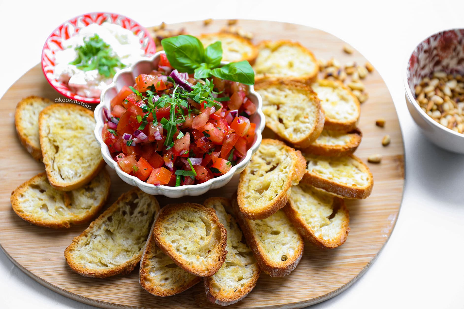 Geserveerde bruschetta met tomaat, basilicum en knapperig brood