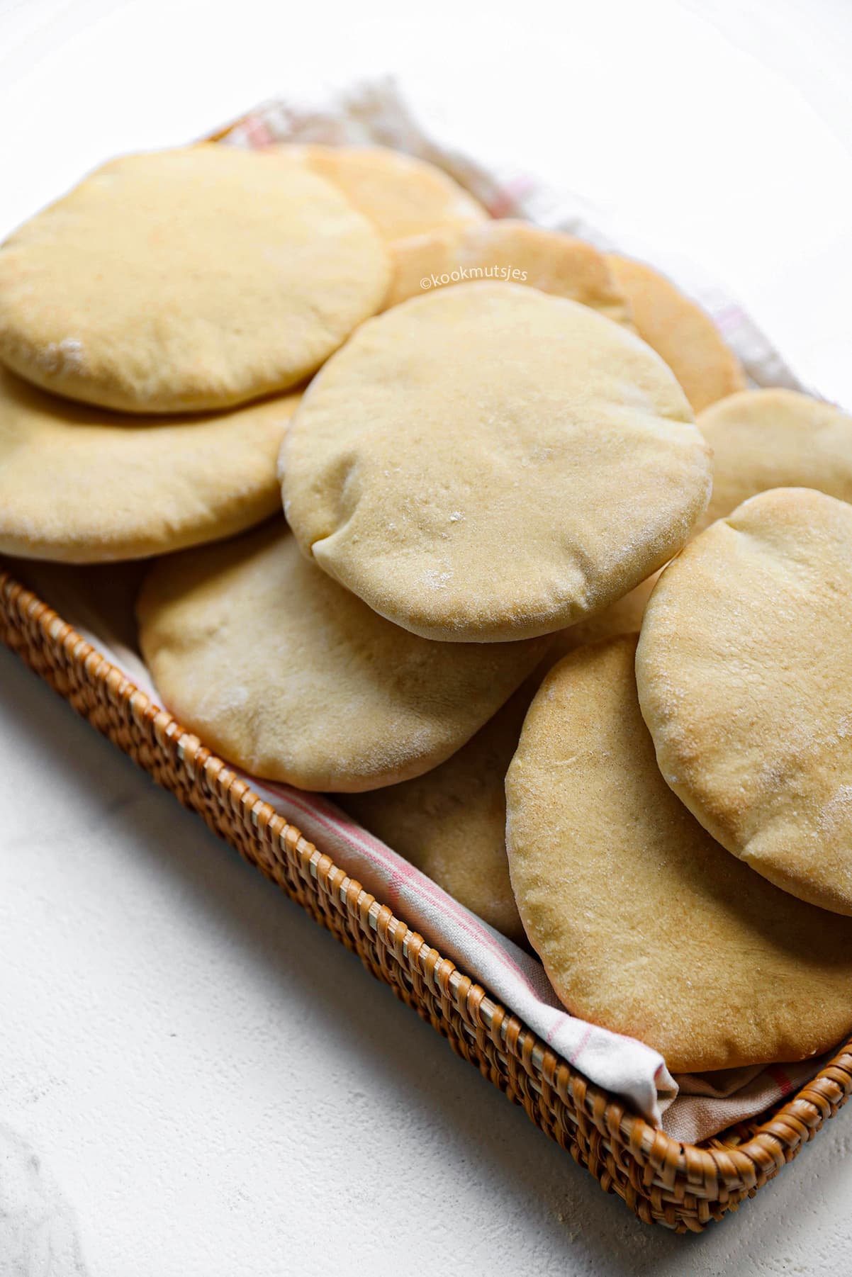 Open gesneden pita broodje met een luchtige en holle binnenkant klaar om te vullen