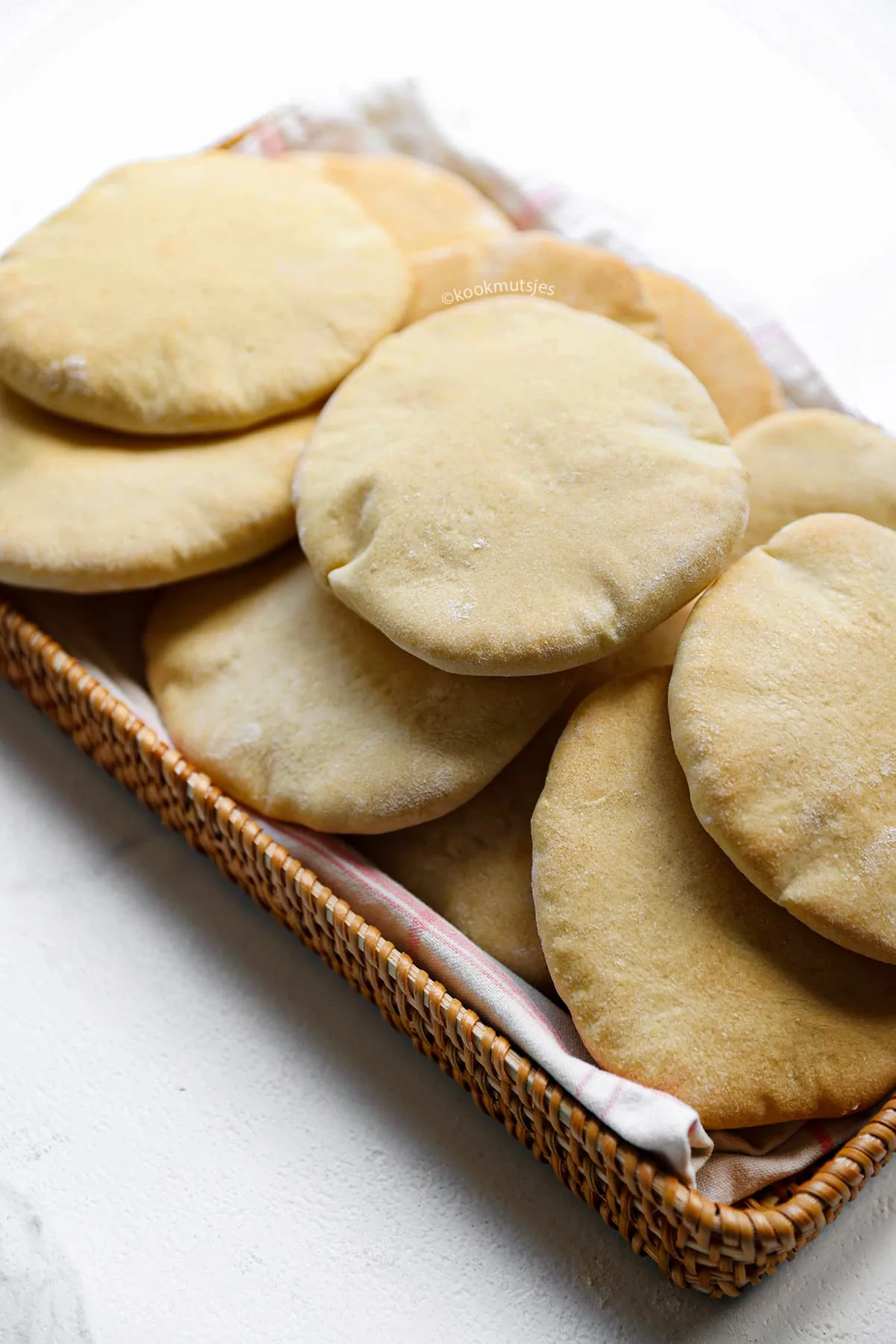 Open gesneden pita broodje met een luchtige en holle binnenkant klaar om te vullen