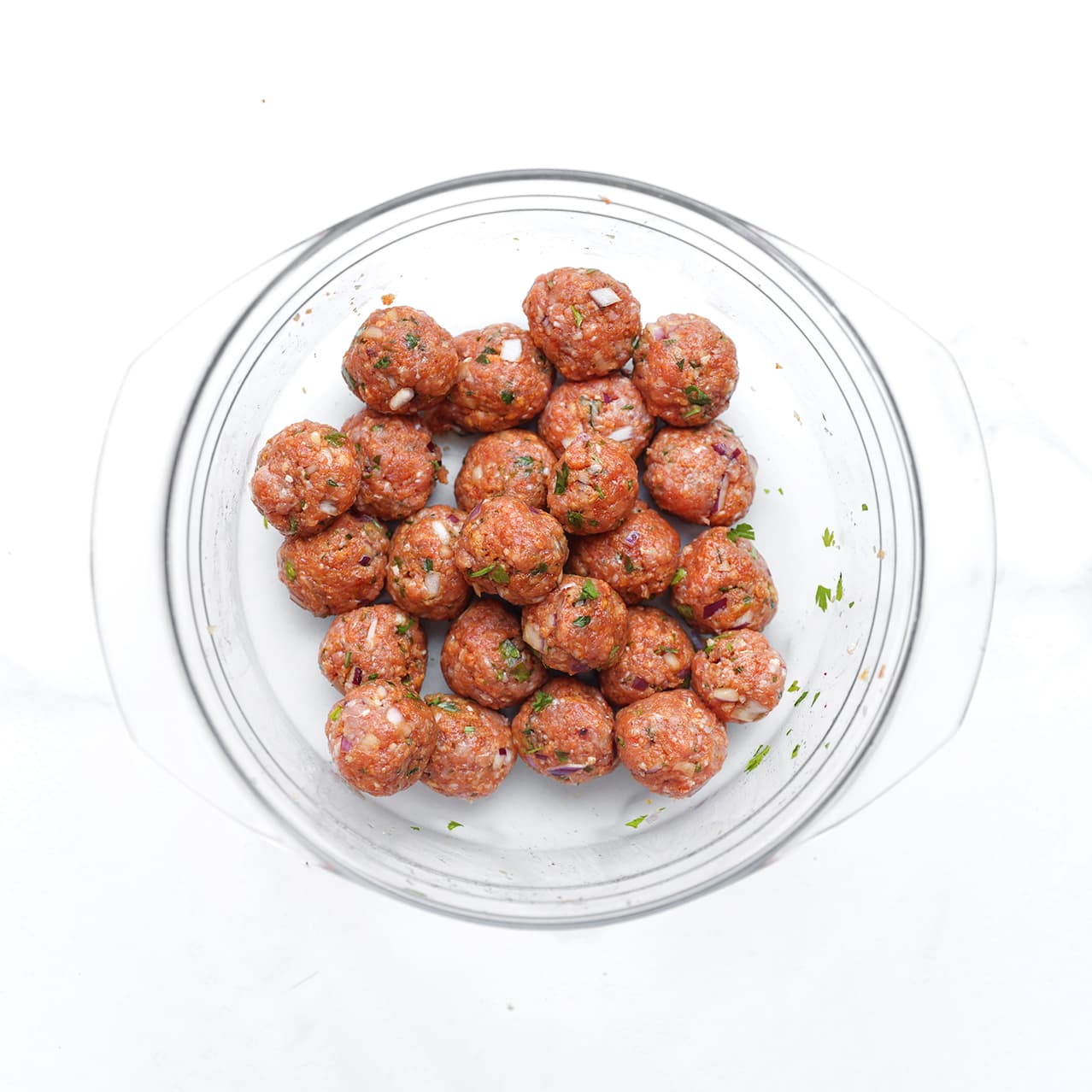 Met de hand gevormde kleine gehaktballen voor Spaanse albondigas.