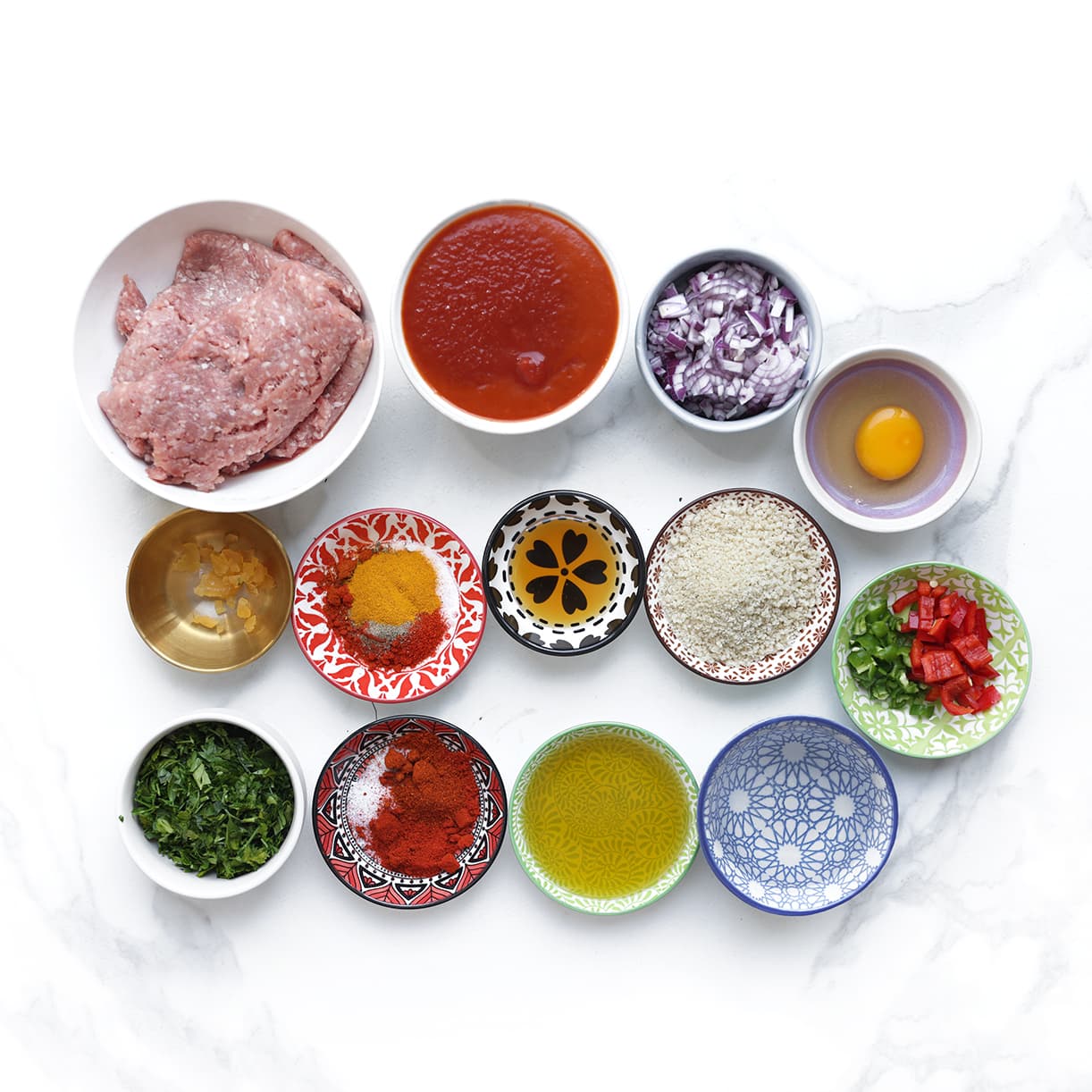 Alle ingrediënten voor Spaanse albondigas overzichtelijk op het aanrecht.