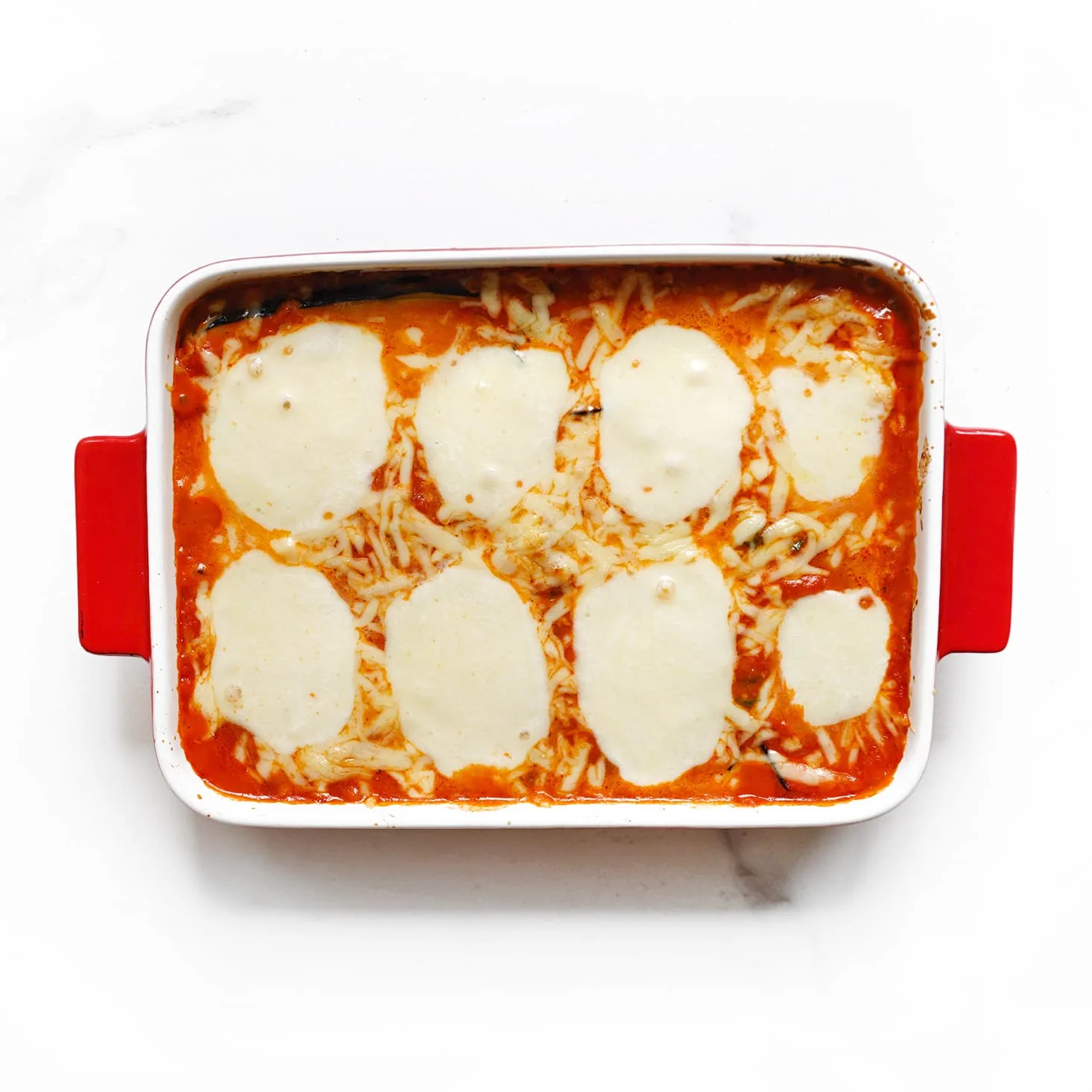 Melanzane alla parmigiana met gesmolten mozzarella en verse basilicum