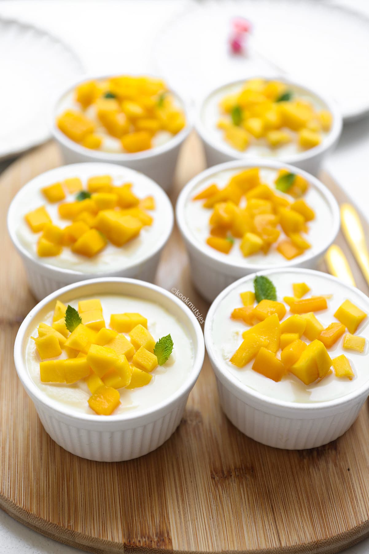 Close-up van een romig mango tiramisu met mascarpone, mango en gecondenseerde melk.