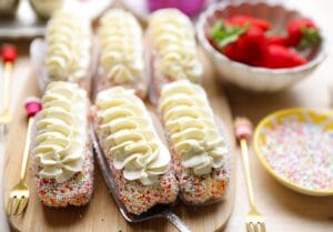 Dot Cake gebakjes gemaakt van lange vingers, romige mascarponeroom en kleurrijke spikkels.