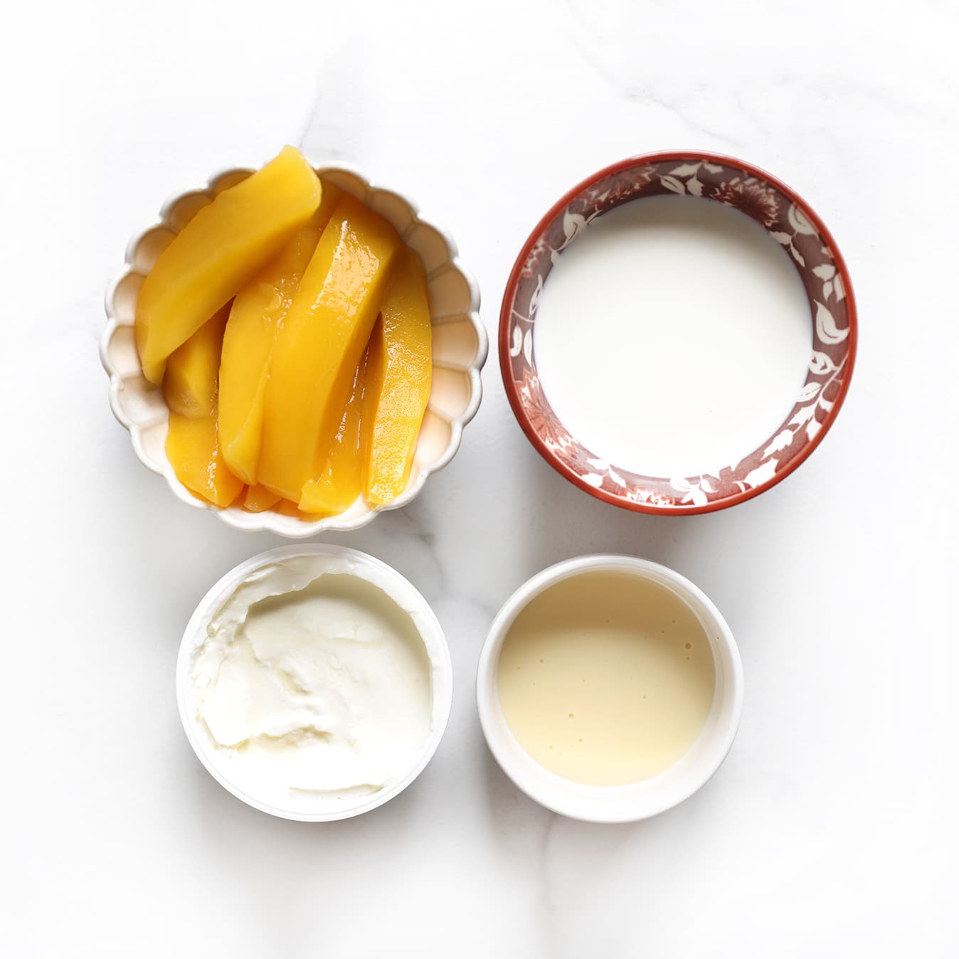 Een rijpe mango wordt geschild en in kleine blokjes gesneden.