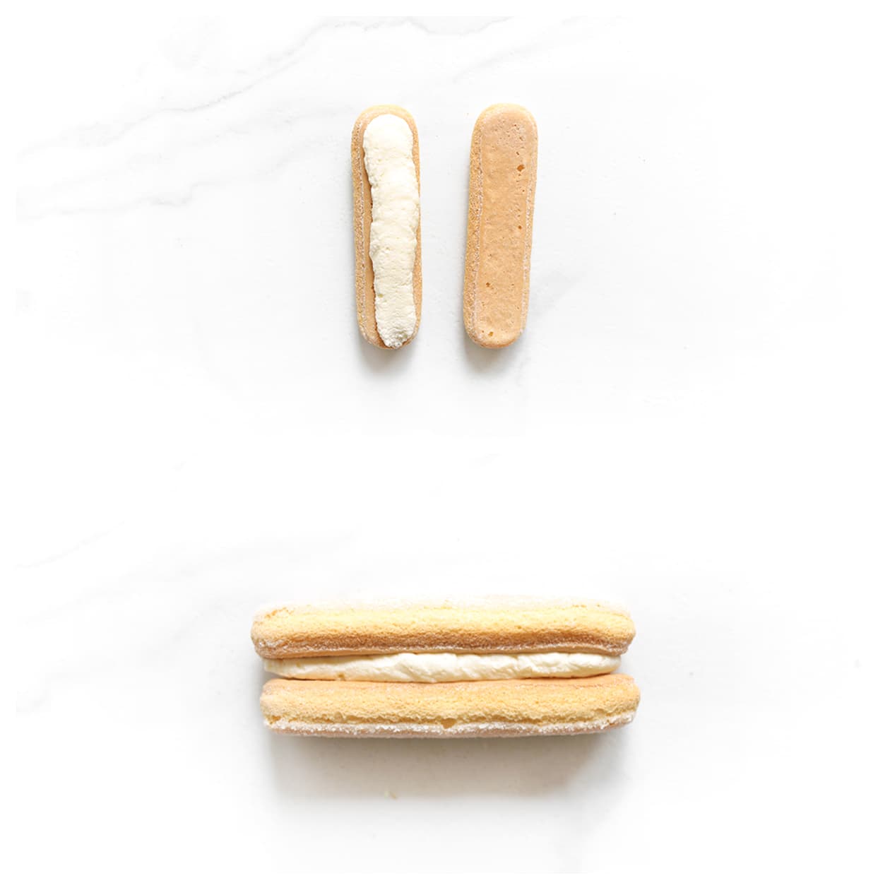 Mascarponeroom wordt op een lange vinger gespoten voor Dot Cake gebakjes.