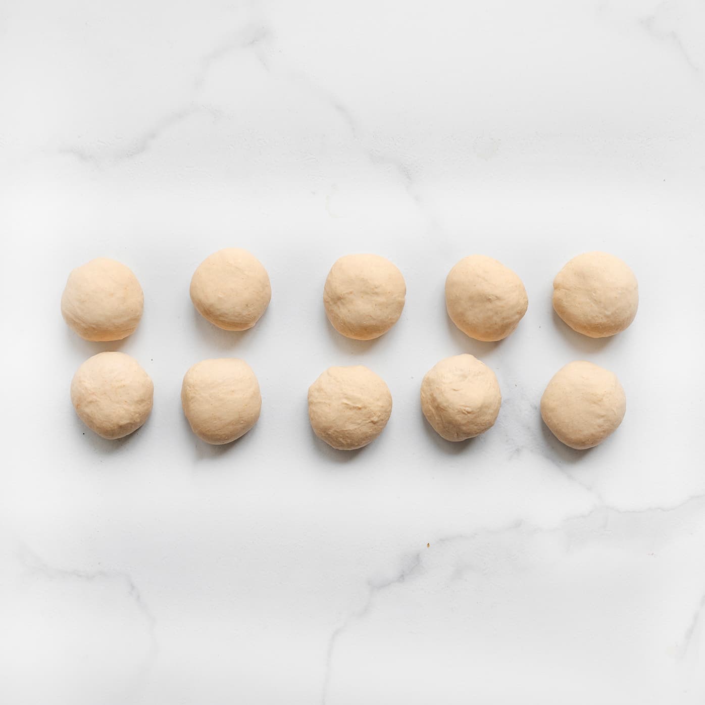 Het deeg wordt verdeeld in gelijke deegbollen voor de kip pakketjes.