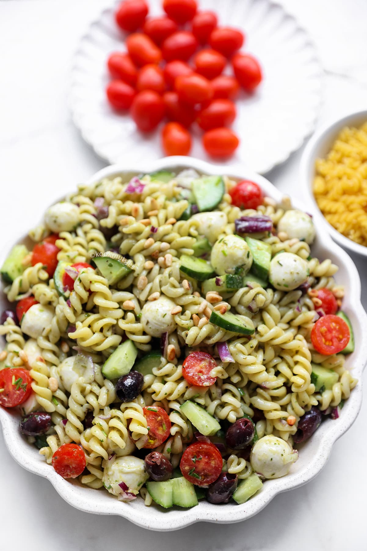 Fusilli wordt gekookt in een pan met kokend water.