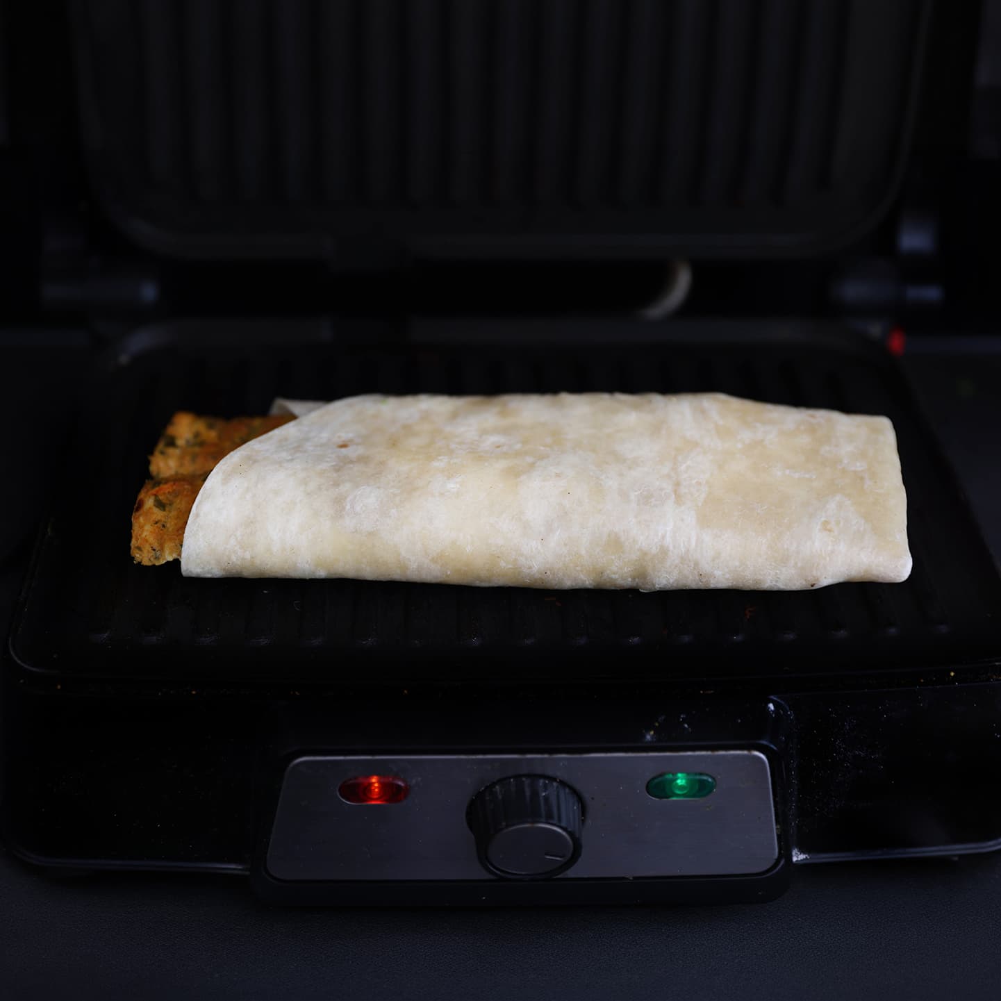 Gevulde wrap met kip adana kebab wordt goudbruin gegrild