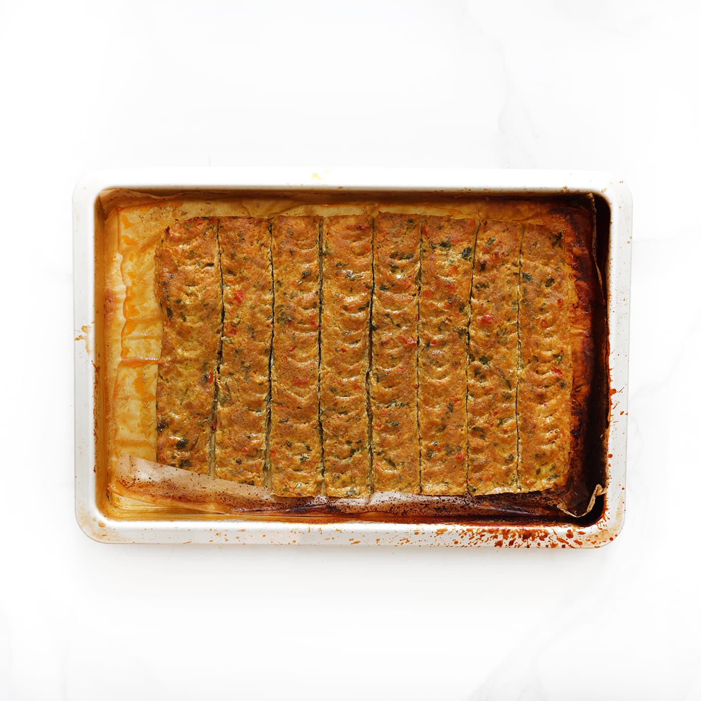 Kip adana kebab gebakken in de oven op bakplaat