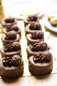 Zelfgemaakte Chocolade Rolcake Gebakjes met chocoladecoating en hazelnoten
