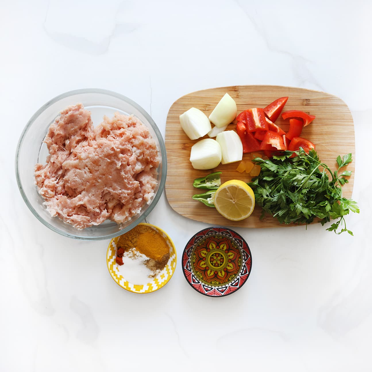Ingrediënten voor kip adana kebab op het aanrecht
