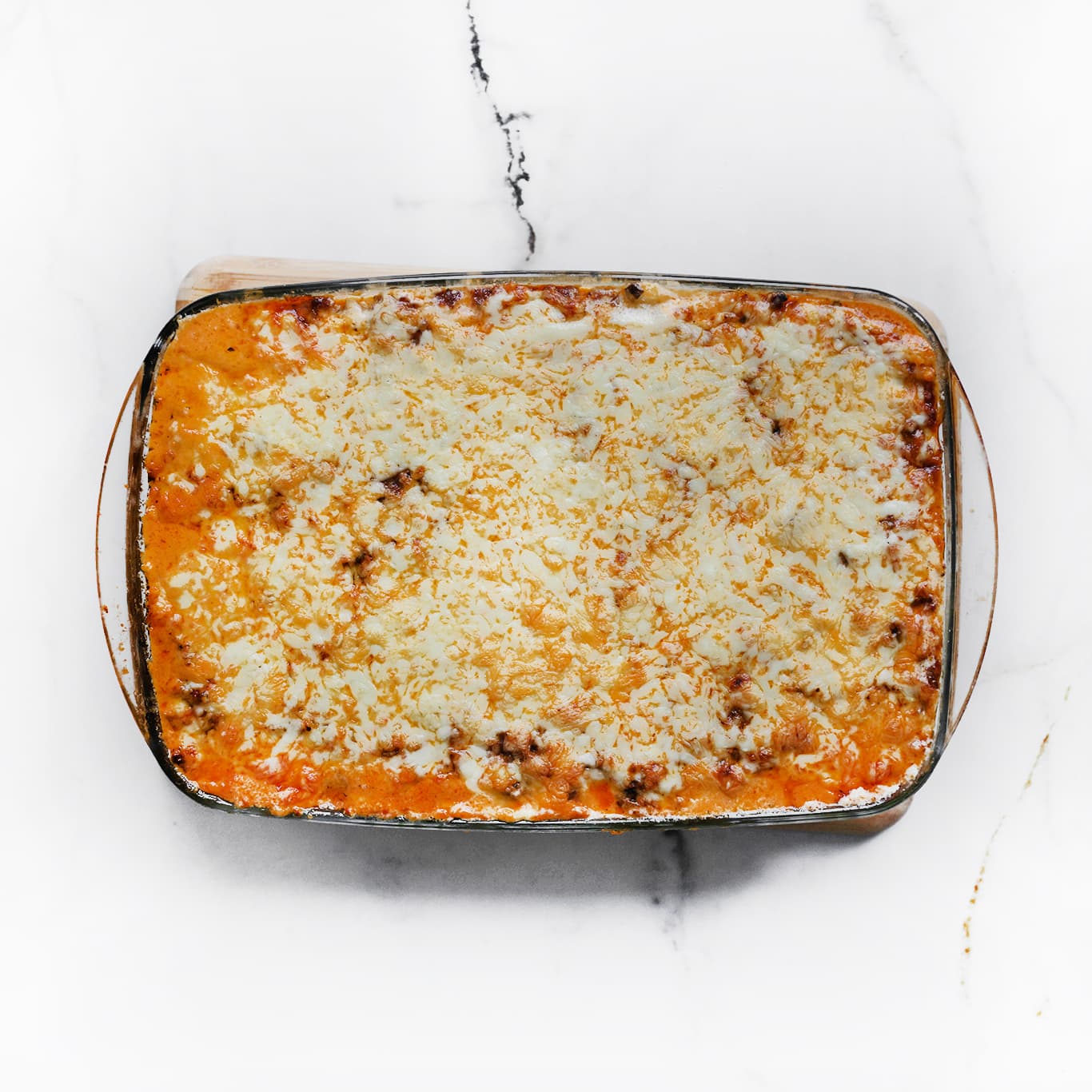Natuurlijk. Voor dit recept zou ik de tips vooral richten op de spaghetti, romige saus, gehaktvulling en het bakken in de oven. Zo zijn ze praktisch én relevant voor iemand die Million Dollar Spaghetti gaat maken. Tips voor het maken van Million Dollar Spaghetti Kook de spaghetti ongeveer 2 minuten korter dan de aangegeven kooktijd op de verpakking, omdat de pasta in de oven nog verder gaart. Zo voorkom je dat de spaghetti te zacht wordt. Gebruik een ruime pan met voldoende water om de spaghetti te koken, zodat de pasta voldoende ruimte heeft om gelijkmatig te garen. Bak het gehakt goed rul voordat je de tomatensaus toevoegt. Hierdoor krijgt het gehakt meer smaak en voorkom je grote stukken gehakt in de ovenschotel. Laat het gehaktmengsel na het toevoegen van de tomatensaus 5-7 minuten zachtjes koken. Hierdoor kan het vocht iets inkoken en worden de smaken intenser. Voeg de honing pas toe nadat het gehaktmengsel heeft gekookt. De honing zorgt voor een subtiele zoete tegenhanger van de tomatensaus en de pittige kruiden. Laat de roomsaus niet te hard koken. Door de slagroom rustig te laten inkoken, wordt de saus vanzelf wat dikker en blijft deze mooi romig. Voeg de Parmezaanse kaas toe wanneer de roomsaus iets is ingedikt. Roer goed totdat de kaas volledig is opgenomen voor een gladde, romige saus. Meng de spaghetti goed door de roomsaus voordat je alles in de ovenschaal doet. Zo wordt iedere sliert spaghetti gelijkmatig met de saus bedekt. Proef zowel het gehaktmengsel als de roomsaus voordat je de ovenschotel samenstelt. Zo kun je indien nodig nog wat extra zout, peper of kruiden toevoegen. Strooi voldoende geraspte kaas over de bovenkant als je houdt van een extra goudbruin en krokant kaaslaagje. Verwarm de oven altijd goed voor voordat je de Million Dollar Spaghetti erin zet. Hierdoor begint de ovenschotel direct op de juiste temperatuur te bakken. Houd de ovenschotel tijdens de laatste minuten goed in de gaten. Zodra de kaas mooi gesmolten en goudbruin is, kun je de spaghetti uit de oven halen. Laat de Million Dollar Spaghetti na het bakken enkele minuten staan voordat je hem serveert. Hierdoor kan de saus zich iets zetten en kun je de ovenschotel makkelijker opscheppen. Voor hoeveel personen is dit recept? Is dit recept ook gebonden aan een bepaalde dieet? En hoelang duurt het om dit recept te maken? Heb je ook een goede titel voor dit recept? Zodat het goed vindbaar zal zijn op google? Mogen meerdere opties zijn. Zeker. Op basis van de hoeveelheden zou ik het recept als volgt inschatten: 🍝 Voor hoeveel personen? Dit recept met 300 g spaghetti en 600 g gehakt is geschikt voor ongeveer 4-5 personen als hoofdgerecht. Voor 4 personen zijn de porties royaal; met 5 personen zijn het normale porties. 🥗 Dieet Dit recept is niet geschikt voor vegetariërs, veganisten of mensen die glutenvrij eten, vanwege het gehakt, de zuivel en de spaghetti. Je kunt het wel eenvoudig aanpassen naar: Vegetarisch: gebruik vegetarisch gehakt en controleer of het bouillonblokje vegetarisch is. Glutenvrij: gebruik glutenvrije spaghetti en controleer het bouillonblokje en de overige ingrediënten. Lactosevrij: gebruik lactosevrije room, boter en kaas. ⏱️ Bereidingstijd Ik zou rekenen op ongeveer 35-40 minuten totale tijd: Voorbereiden: ± 5 minuten Spaghetti voorkoken: ± 8-10 minuten Gehaktmengsel: ± 15 minuten Roomsaus: ± 5 minuten Oven: 10-12 minuten Omdat verschillende stappen tegelijkertijd kunnen worden uitgevoerd, hoef je deze tijden niet bij elkaar op te tellen. Beste titel voor Google Omdat je focus keyphrase “million dollar spaghetti” is, zou ik die exact in de titel laten staan. Mijn favoriet: Million Dollar Spaghetti met Gehakt uit de Oven Andere sterke opties: Million Dollar Spaghetti – Romige Spaghetti met Gehakt Million Dollar Spaghetti Recept met Gehakt en Kaas Million Dollar Spaghetti uit de Oven Million Dollar Spaghetti – Romige Ovenschotel met Gehakt Million Dollar Spaghetti met Romige Saus en Gehakt Million Dollar Spaghetti met Gehakt en Kaas uit de Oven Voor SEO zou ik #1 kiezen. De exacte keyphrase staat vooraan en “met gehakt uit de oven” maakt meteen duidelijk wat de lezer kan verwachten. Bovendien sluit dit goed aan bij zoekopdrachten zoals million dollar spaghetti recept, million dollar spaghetti met gehakt en million dollar spaghetti uit de oven. Heb je een sterke SEO titel voor een hoofdafbeelding million dollar spaghetti? Met daarbij de ALT tekst, bijschrift en beschrijving? heb je nog een voor een andere afbeelding? Kun je dit ook doen voor alle stappen die beschreven zijn, want deze bevatten ook foto’s. Ja. Omdat “million dollar spaghetti” de focus keyphrase is, zou ik de hoofdafbeelding sterk op die exacte term optimaliseren, maar bij de stapfoto’s juist variëren. Zo voorkom je dat alle afbeeldingen exact dezelfde ALT-tekst krijgen. Ik zou ook niet overal “million dollar spaghetti” forceren. ALT-teksten moeten in de eerste plaats beschrijven wat er daadwerkelijk op de foto staat. 📸 Hoofdafbeelding Afbeeldingstitel: Million Dollar Spaghetti met gehakt uit de oven ALT-tekst: Million Dollar Spaghetti met gehakt, romige saus en gesmolten kaas Bijschrift: Million Dollar Spaghetti met gehakt en romige saus uit de oven. Beschrijving: Million Dollar Spaghetti met gekruid gehakt, romige roomsaus en Parmezaanse kaas, afgewerkt met geraspte kaas en goudbruin gebakken in de oven. 📸 Afbeelding 2 – andere eindfoto Afbeeldingstitel: Romige Million Dollar Spaghetti ALT-tekst: Romige spaghetti met gehakt en kaas uit de oven Bijschrift: Romige spaghetti met gekruid gehakt en een goudbruin kaaslaagje. Beschrijving: Een schaal met romige spaghetti, gekruid gehakt en gesmolten kaas, gebakken in de oven tot de bovenkant mooi goudbruin is. 📸 Stapfoto's 1. Spaghetti voorkoken Afbeeldingstitel: Spaghetti voorkoken voor Million Dollar Spaghetti ALT-tekst: Spaghetti koken in een pan met water Bijschrift: Kook de spaghetti ongeveer 2 minuten korter dan de aangegeven kooktijd. Beschrijving: Spaghetti wordt voorgekookt en iets korter gekookt dan aangegeven op de verpakking, omdat de pasta later nog in de oven gaart. 2. Ingrediënten klaarzetten Afbeeldingstitel: Ingrediënten voor Million Dollar Spaghetti ALT-tekst: Ingrediënten voor Million Dollar Spaghetti met gehakt en roomsaus Bijschrift: Zet alle ingrediënten klaar voordat je begint. Beschrijving: De ingrediënten voor de Million Dollar Spaghetti staan klaar om het gehaktmengsel en de romige saus te bereiden. 3. Gehakt bakken Afbeeldingstitel: Gehakt bakken voor Million Dollar Spaghetti ALT-tekst: Gekruid gehakt rul bakken in een koekenpan Bijschrift: Bak het gehakt met de kruiden en het verkruimelde bouillonblokje rul. Beschrijving: Gehakt wordt samen met paprikapoeder, knoflookpoeder, cayennepeper, Italiaanse kruiden, zwarte peper en runderbouillon rul gebakken. 4. Ui en peterselie toevoegen Afbeeldingstitel: Ui en peterselie toevoegen aan gehakt ALT-tekst: Ui en verse peterselie toevoegen aan gekruid gehakt Bijschrift: Voeg de ui en verse peterselie toe en bak enkele minuten mee. Beschrijving: Gesnipperde ui en fijngehakte verse peterselie worden toegevoegd aan het gekruide gehakt en kort meegebakken. 5. Tomatensaus toevoegen Afbeeldingstitel: Tomatensaus toevoegen aan het gehakt ALT-tekst: Tomatensaus en water toevoegen aan gekruid gehakt Bijschrift: Voeg de tomatensaus en het water toe en laat zachtjes koken. Beschrijving: Tomatensaus en water worden toegevoegd aan het gehaktmengsel en enkele minuten meegekookt zodat de smaken goed samenkomen. 6. Gehaktmengsel met honing Afbeeldingstitel: Gehaktmengsel voor Million Dollar Spaghetti ALT-tekst: Gehaktmengsel met tomatensaus en honing Bijschrift: Voeg de honing toe en breng het gehaktmengsel op smaak. Beschrijving: Het gehaktmengsel met tomatensaus wordt afgewerkt met honing en eventueel extra zout naar smaak. 7. Roomboter smelten Afbeeldingstitel: Roomboter smelten voor de roomsaus ALT-tekst: Roomboter smelten in een koekenpan Bijschrift: Smelt de roomboter in een koekenpan op middelhoog vuur. Beschrijving: Ongezouten roomboter wordt gesmolten als basis voor de romige saus van de Million Dollar Spaghetti. 8. Slagroom toevoegen Afbeeldingstitel: Romige saus maken voor spaghetti ALT-tekst: Slagroom toevoegen aan gesmolten roomboter Bijschrift: Voeg de slagroom toe en breng de saus op smaak met kruiden. Beschrijving: Slagroom wordt toegevoegd aan de gesmolten roomboter en op smaak gebracht met zout, knoflookpoeder en zwarte peper. 9. Roomsaus laten indikken Afbeeldingstitel: Romige roomsaus voor Million Dollar Spaghetti ALT-tekst: Romige saus laten indikken in een koekenpan Bijschrift: Laat de roomsaus enkele minuten zachtjes koken tot deze iets is ingedikt. Beschrijving: De roomsaus wordt zachtjes gekookt totdat deze iets dikker en romiger wordt. 10. Parmezaanse kaas toevoegen Afbeeldingstitel: Parmezaanse kaas toevoegen aan roomsaus ALT-tekst: Parmezaanse kaas door romige saus roeren Bijschrift: Voeg de Parmezaanse kaas toe en roer tot deze volledig is opgenomen. Beschrijving: Geraspte Parmezaanse kaas wordt door de warme roomsaus geroerd, waardoor de saus extra romig en smaakvol wordt. 11. Spaghetti door de roomsaus Afbeeldingstitel: Spaghetti mengen met romige saus ALT-tekst: Voorgekookte spaghetti mengen met romige roomsaus Bijschrift: Meng de spaghetti goed door de romige saus. Beschrijving: De voorgekookte spaghetti wordt door de romige saus gemengd zodat alle slierten goed met de saus zijn bedekt. 12. Spaghetti in de ovenschaal Afbeeldingstitel: Million Dollar Spaghetti samenstellen ALT-tekst: Romige spaghetti in een ovenschaal Bijschrift: Verdeel de romige spaghetti over een ovenschaal. Beschrijving: De spaghetti wordt samen met de romige saus verdeeld over een ovenschaal als basis voor de Million Dollar Spaghetti. 13. Gehaktmengsel toevoegen Afbeeldingstitel: Gehakt over spaghetti verdelen ALT-tekst: Gehaktmengsel verdelen over romige spaghetti Bijschrift: Verdeel het gehaktmengsel gelijkmatig over de spaghetti. Beschrijving: Het gekruide gehaktmengsel met tomatensaus wordt bovenop de romige spaghetti verdeeld. 14. Kaas toevoegen Afbeeldingstitel: Kaas over Million Dollar Spaghetti ALT-tekst: Geraspte kaas over spaghetti ovenschotel strooien Bijschrift: Bestrooi de ovenschotel met geraspte kaas. Beschrijving: De Million Dollar Spaghetti wordt afgewerkt met een royale laag geraspte kaas voordat de schaal de oven in gaat. 15. Million Dollar Spaghetti uit de oven Afbeeldingstitel: Million Dollar Spaghetti uit de oven ALT-tekst: Million Dollar Spaghetti met goudbruine kaas uit de oven