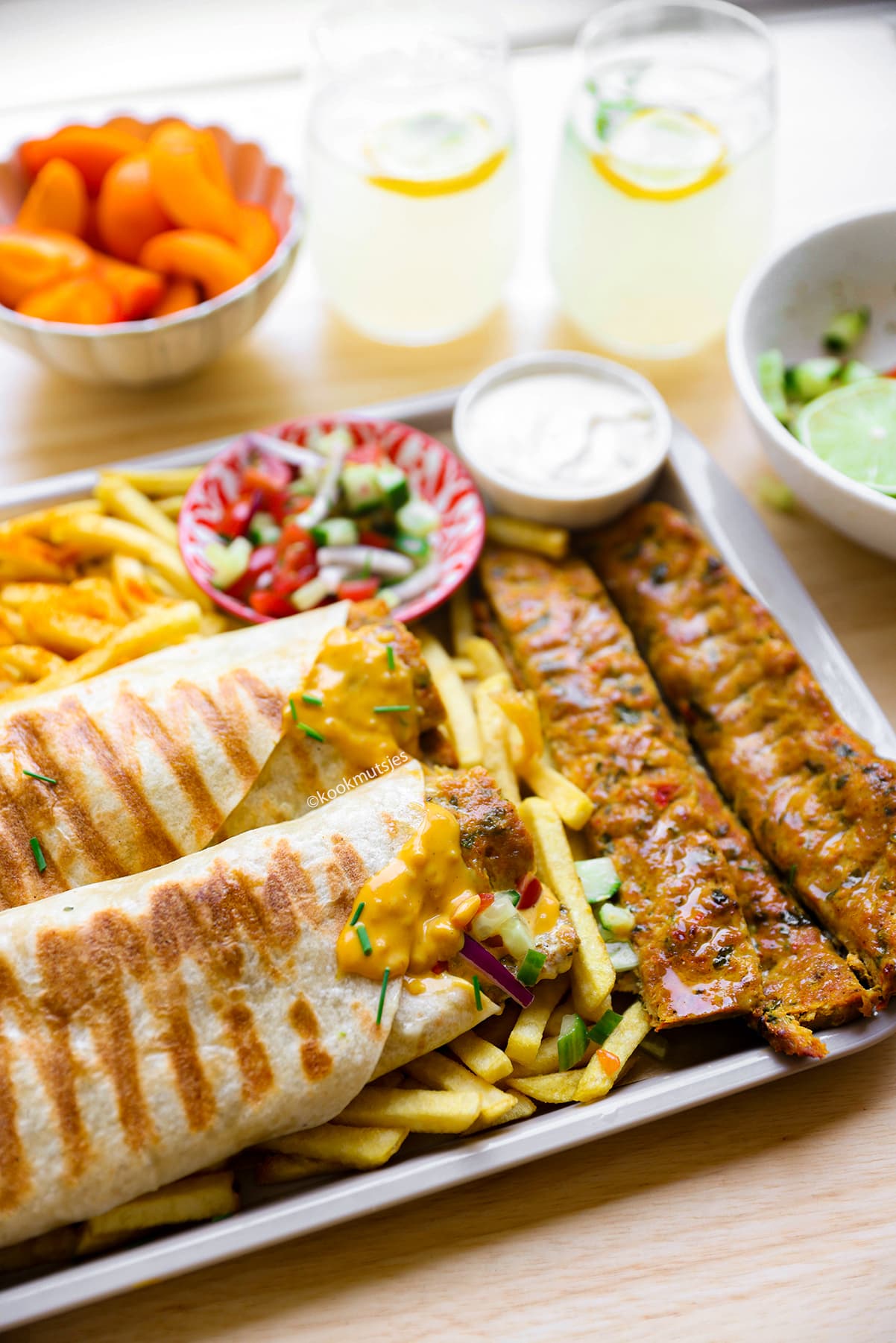 Adana kebab van kip in een wrap met groenten en saus