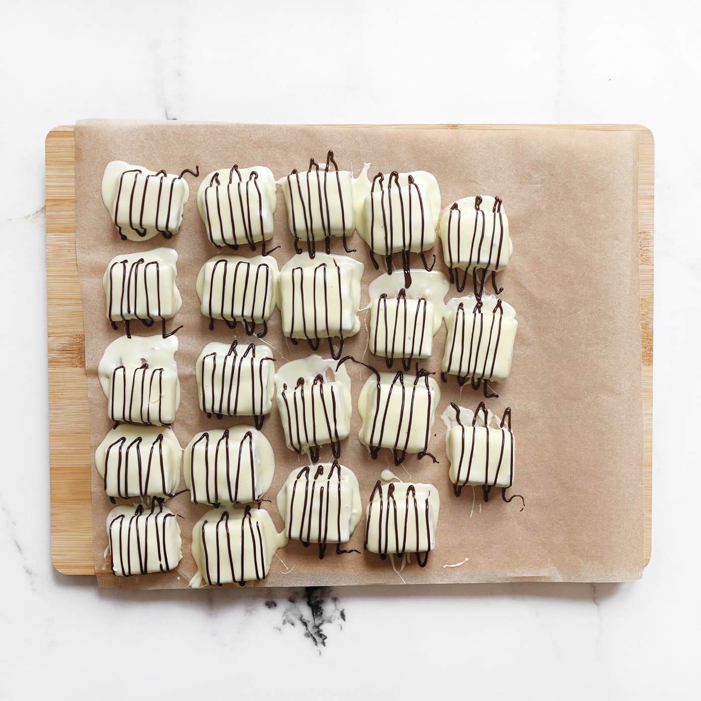 Frambozenbonbons decoreren met melkchocolade