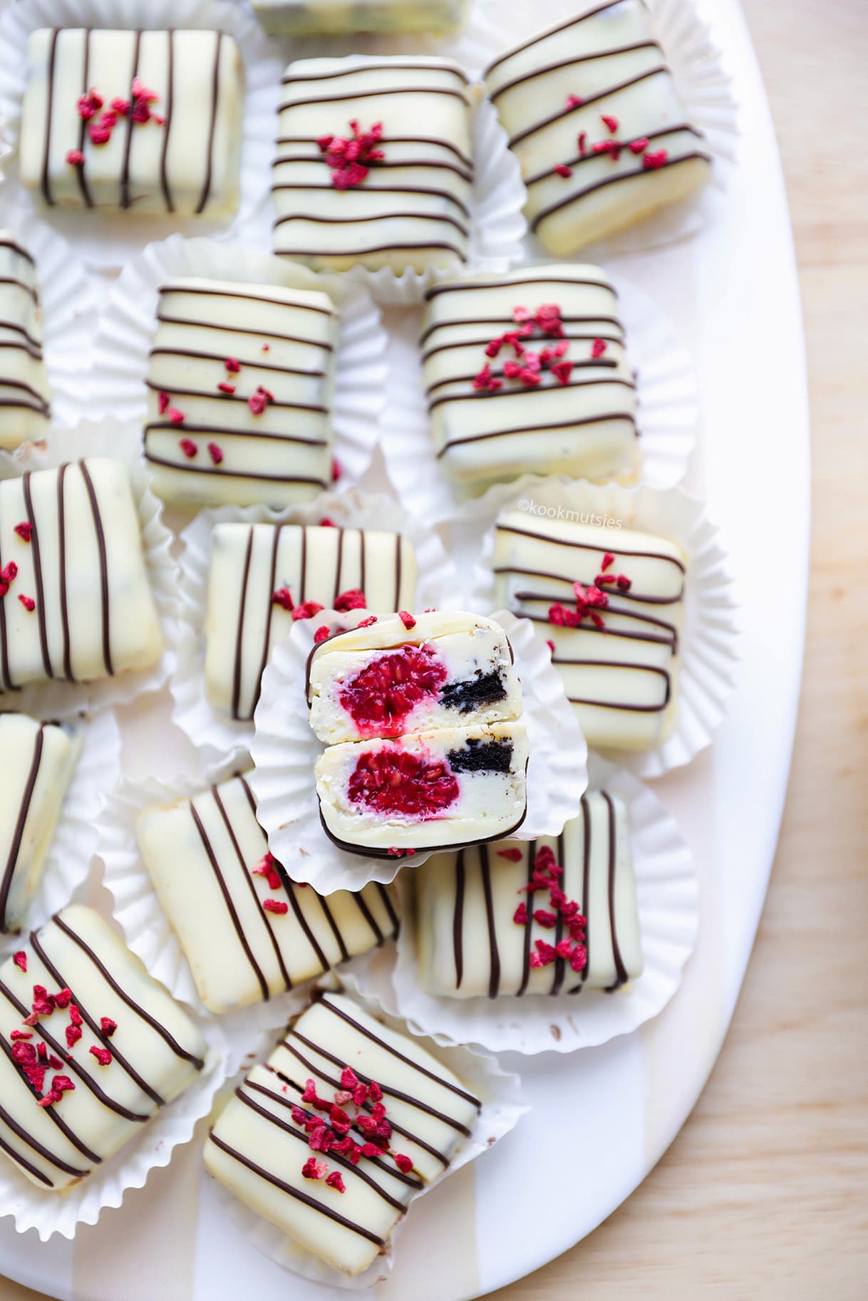 Zelfgemaakte frambozenbonbons met witte chocolade