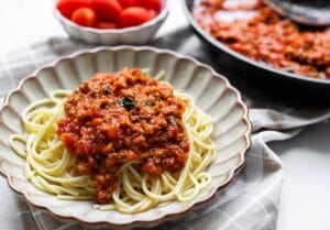 Zelfgemaakte bolognese saus met rundergehakt en tomaten