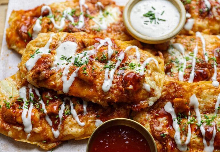 Buffalo chicken pizza met pittige kip, hot sauce en gesmolten kaas