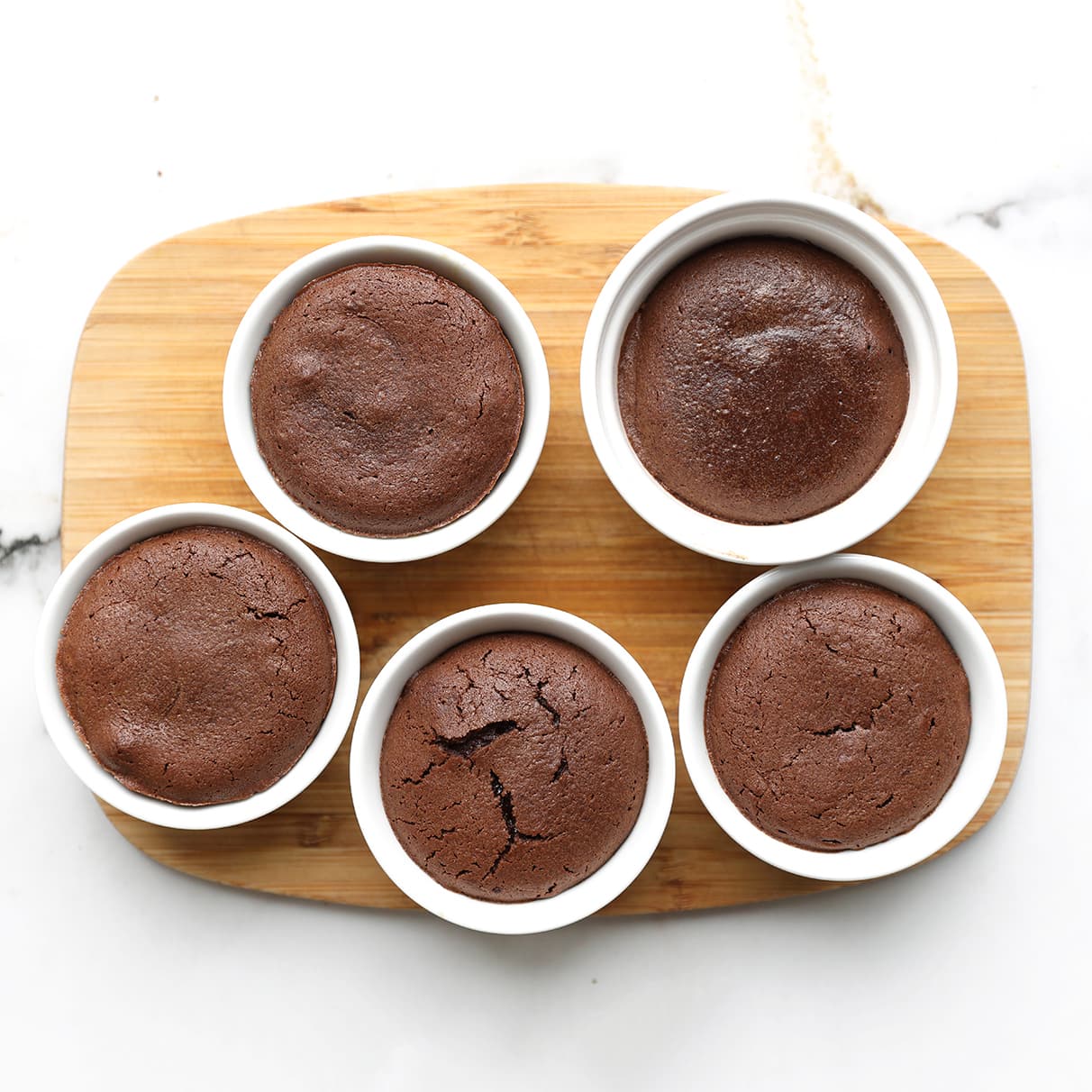 Chocolade lava cakes die in de oven worden gebakken