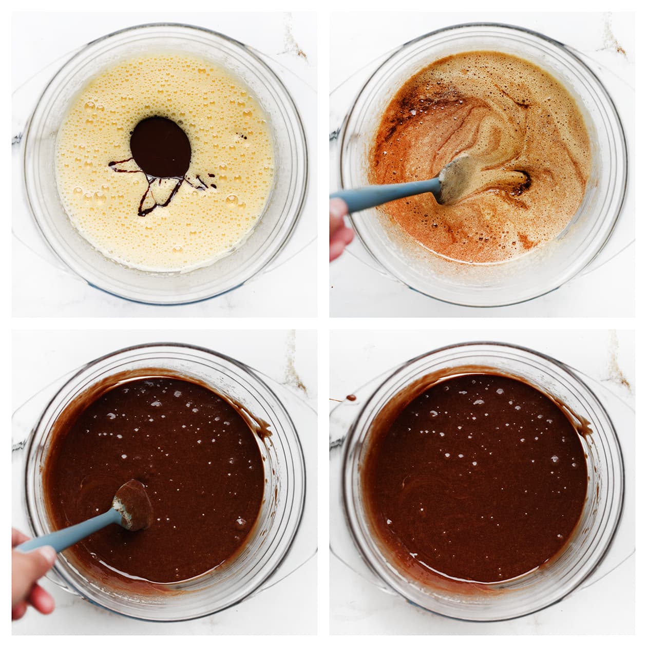 Lauwwarm chocolademengsel dat aan het opgeklopte eimengsel wordt toegevoegd