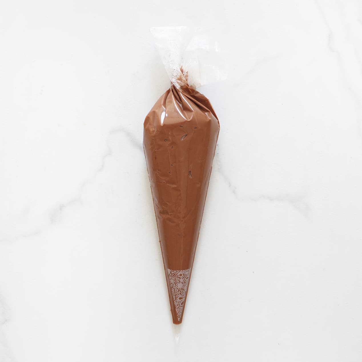 Chocolademousse wordt in een spuitzak gedaan