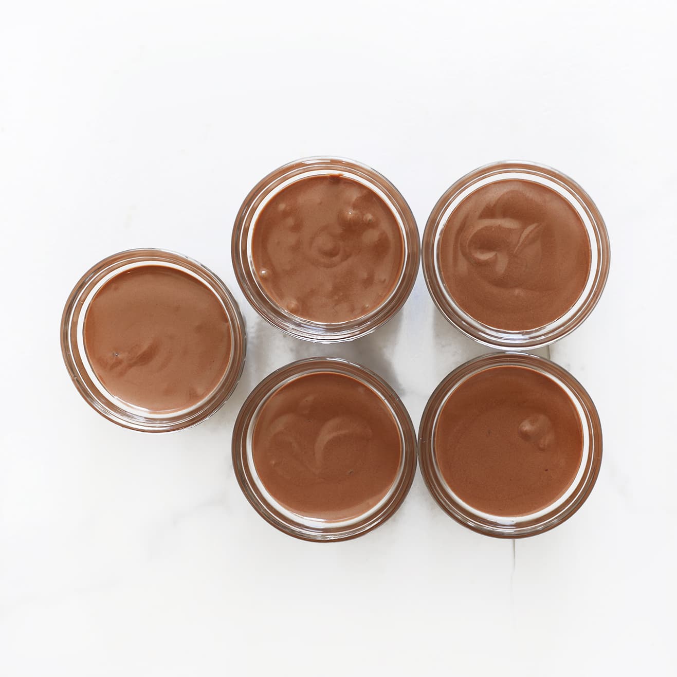 Chocolademousse verdeeld over glaasjes