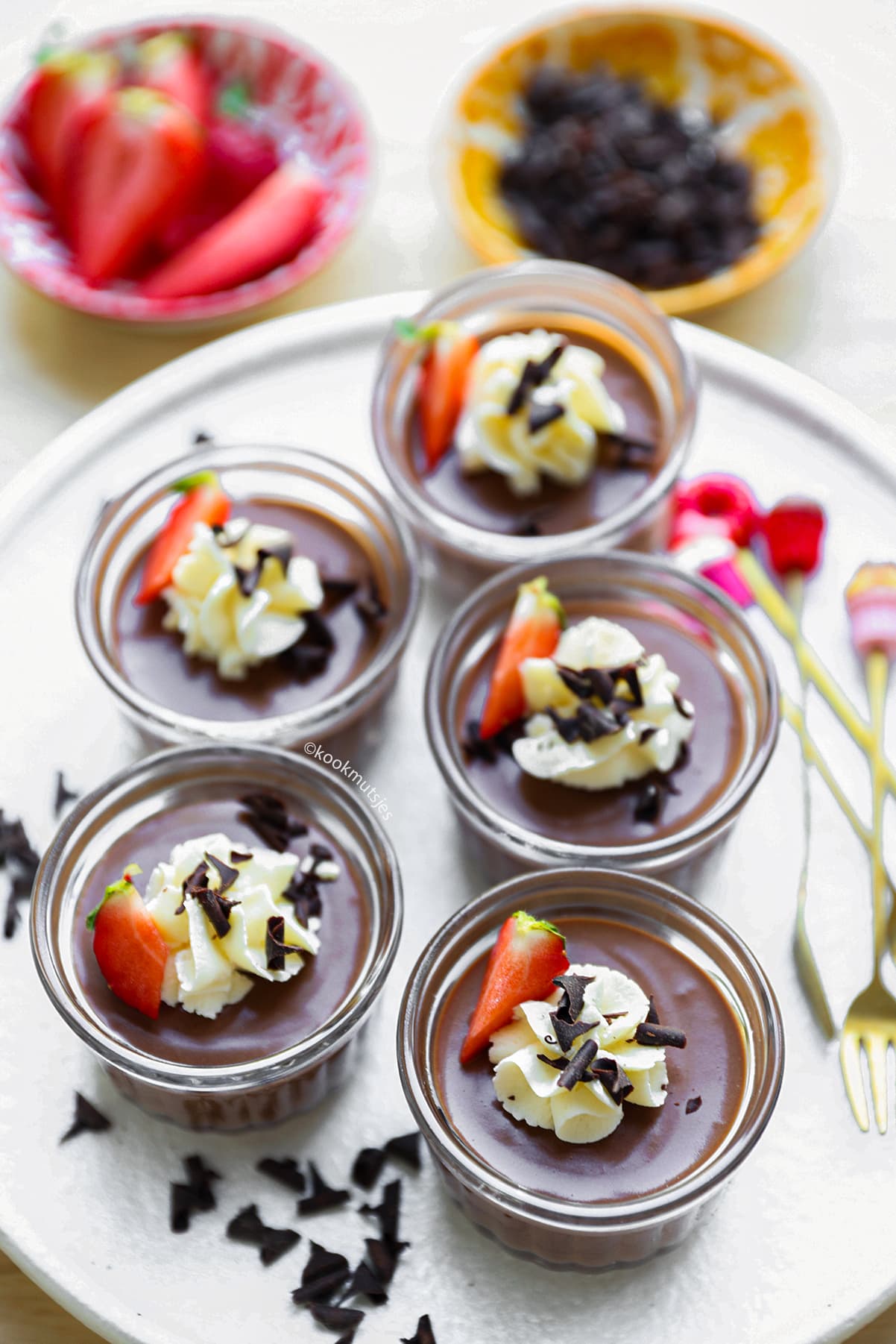 Romige chocolademousse in glaasjes