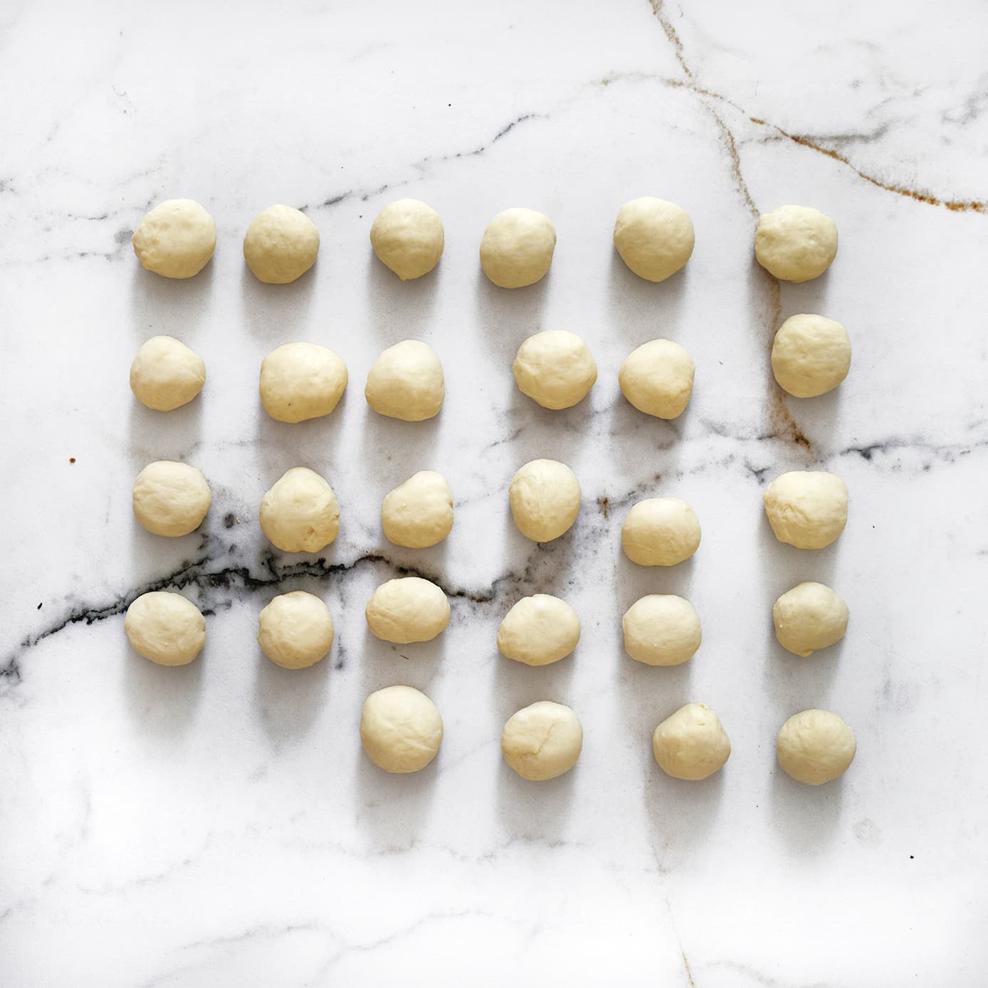 Kleine bolletjes vormen van donutdeeg
