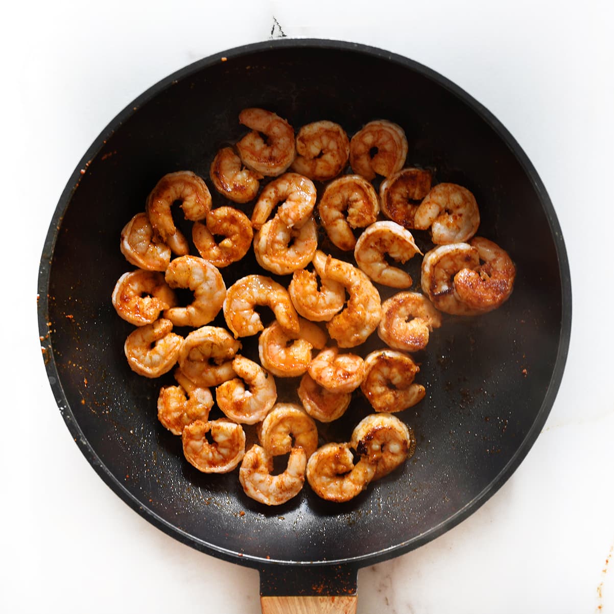 Garnalen bakken voor de topping van kipbroodjes