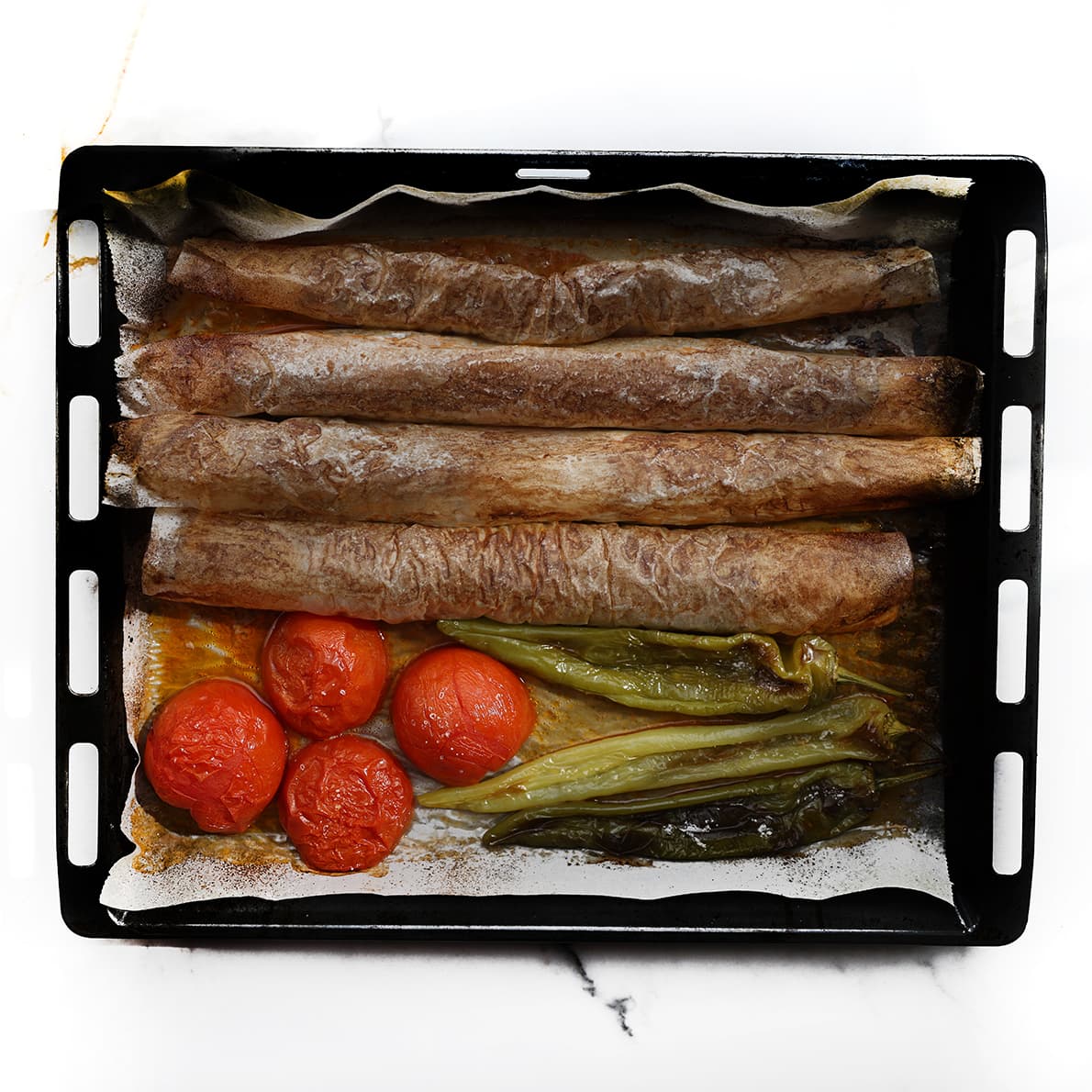 Gaar en mooi gekleurd kebabvlees uit de oven voor Iskender kebab