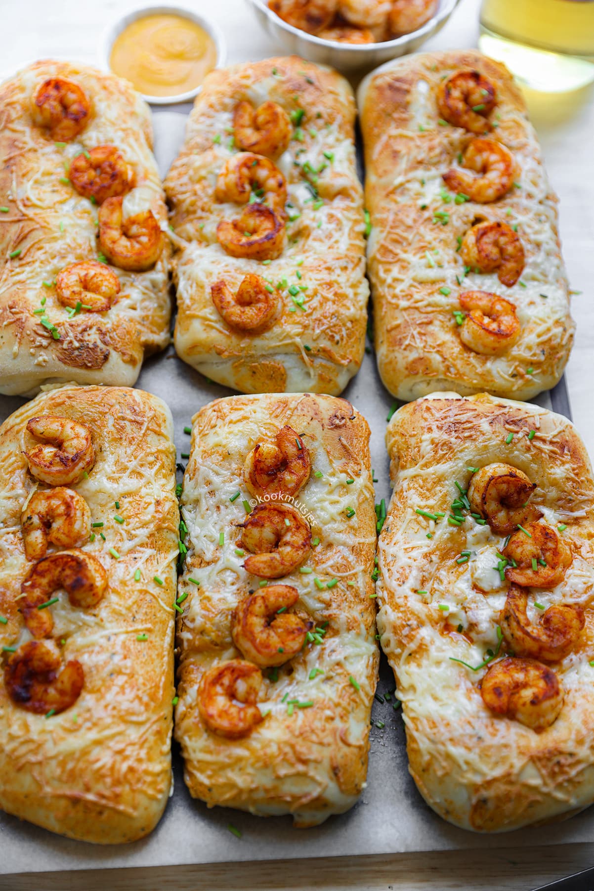Gevulde kipbroodjes met kaas en garnalen