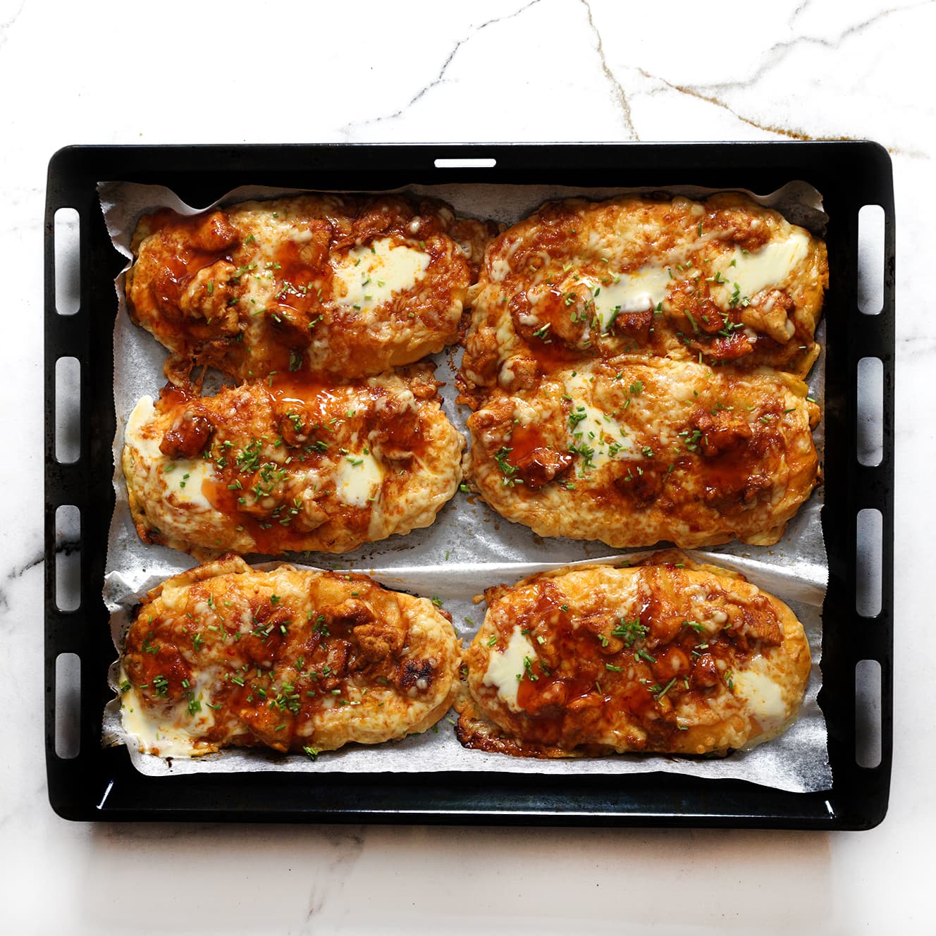 Goudbruine buffalo pizza broodjes met pittige kip en kaas