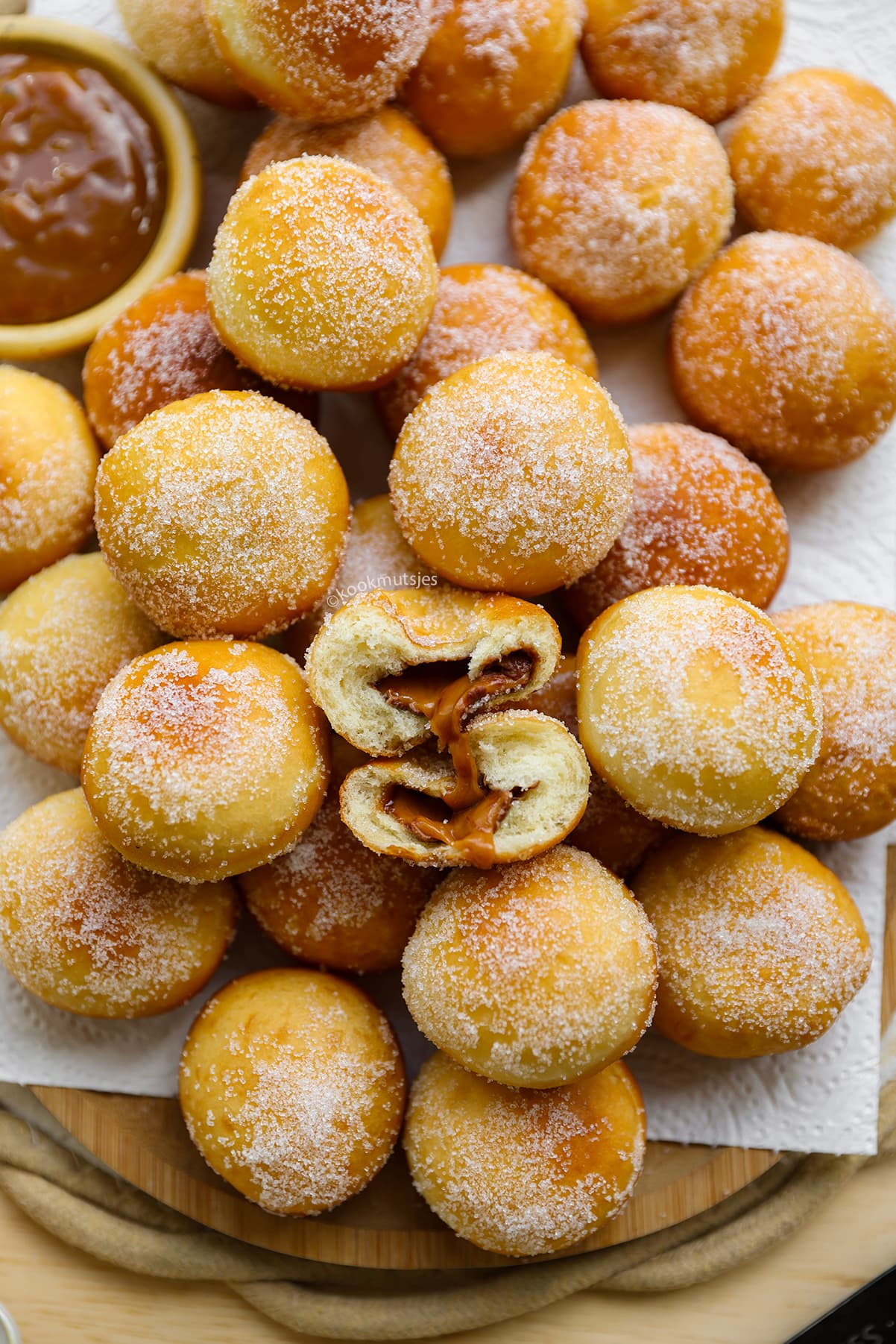 Goudbruine donut balls met suiker