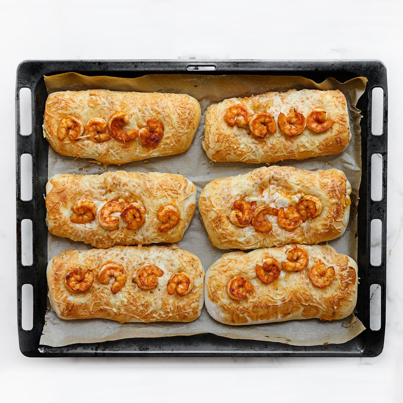Kip garnalen broodjes goudbruin gebakken in de oven