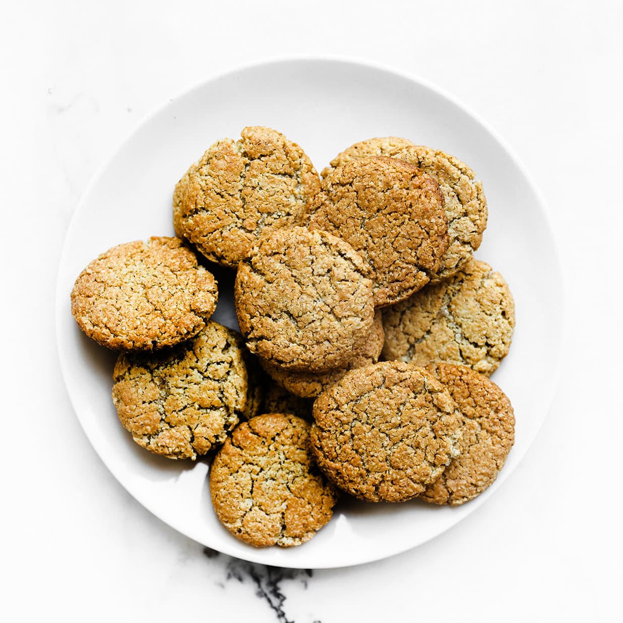 Versgebakken havermoutkoekjes laten afkoelen