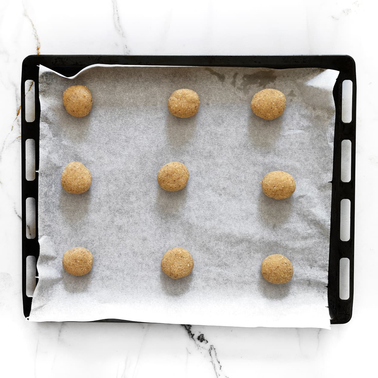 Bolletjes koekjesdeeg vormen en platdrukken