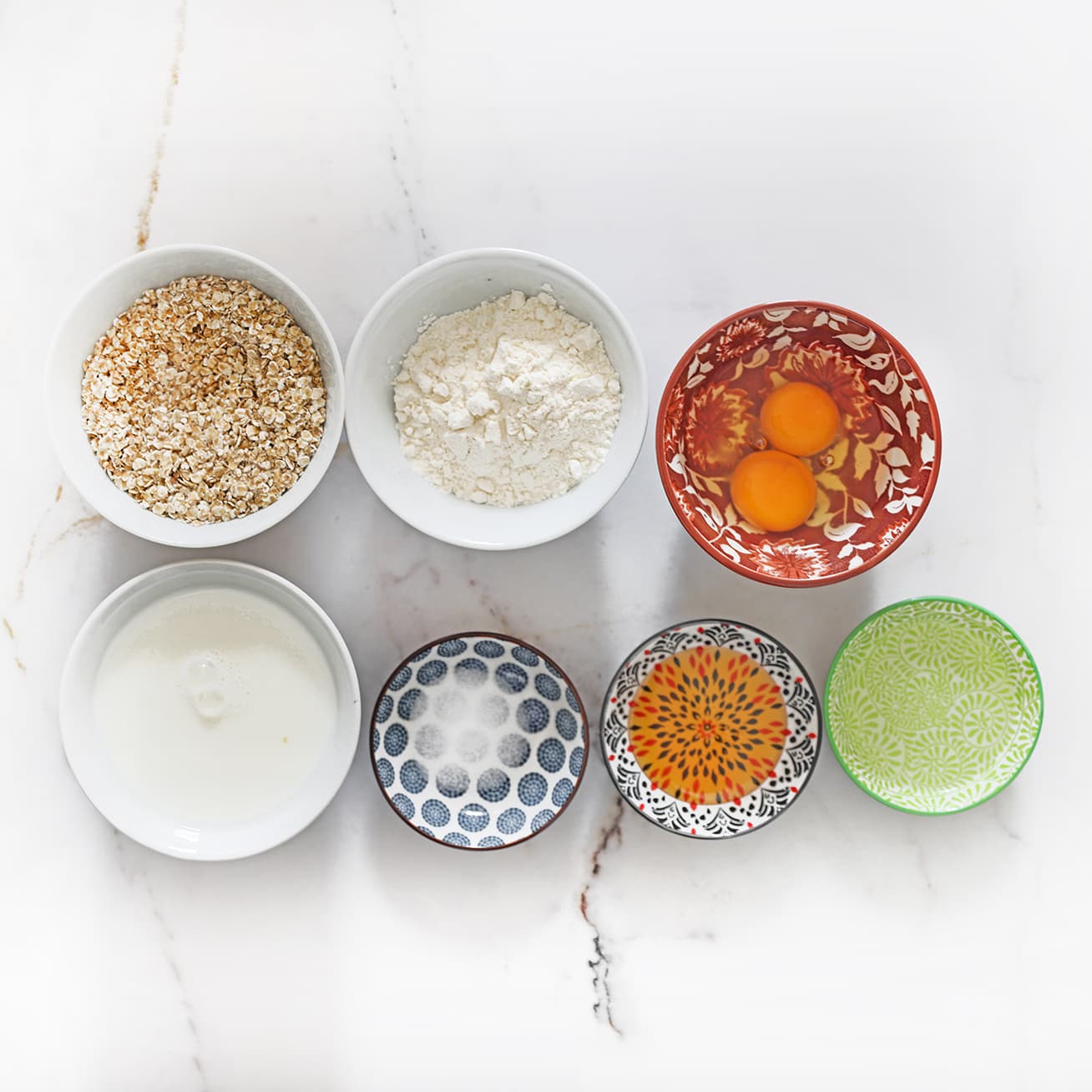 Ingrediënten voor havermout pancakes op het aanrecht