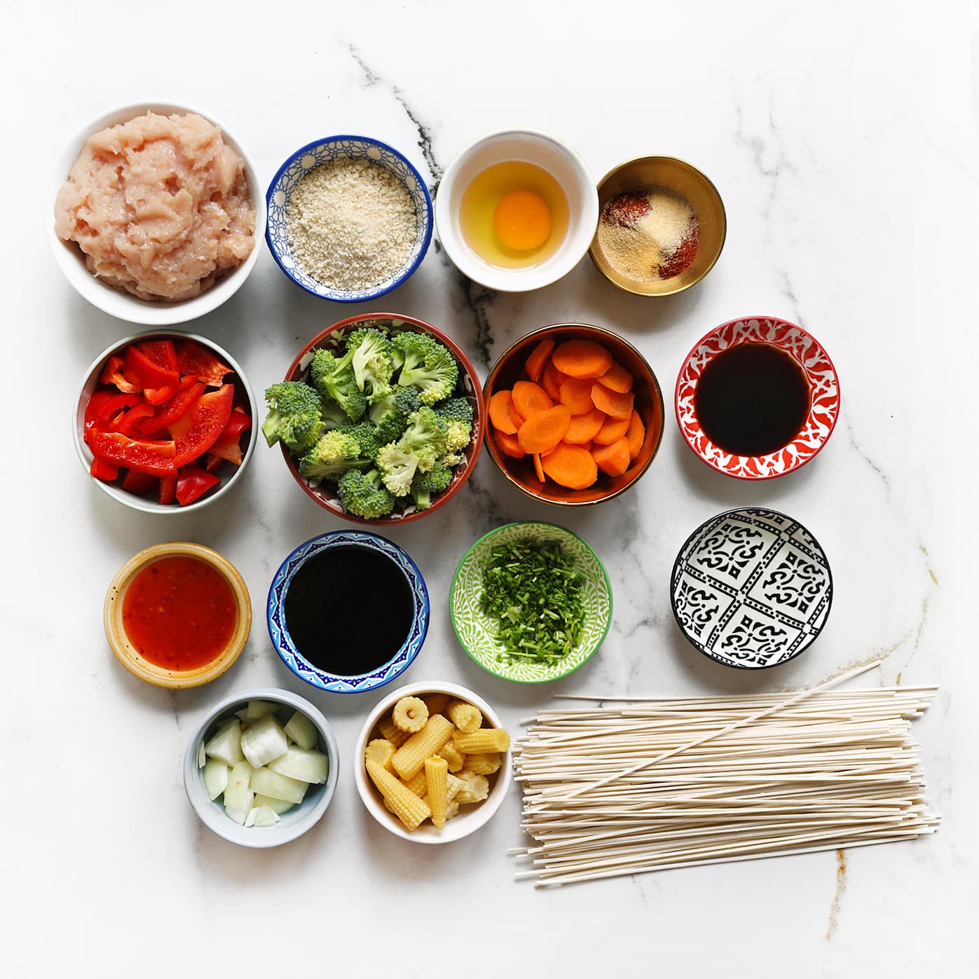 Ingrediënten voor kipnoedels uit de wok