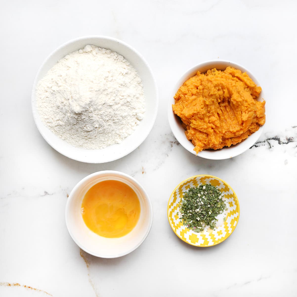 Ingrediënten voor broodjes met zoete aardappel en gehakt