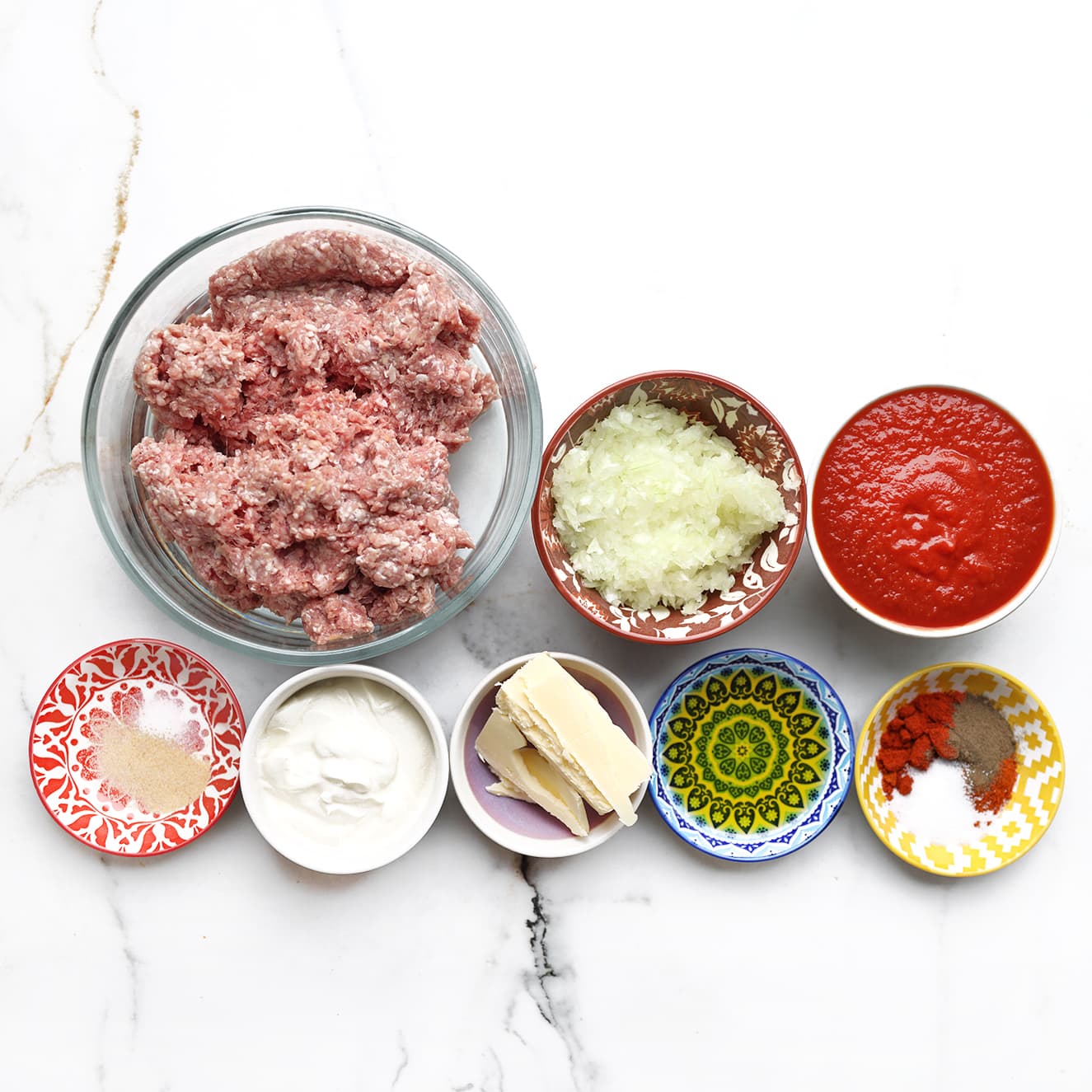 Ingrediënten voor Iskender kebab met gehakt, yoghurt, ui en kruiden