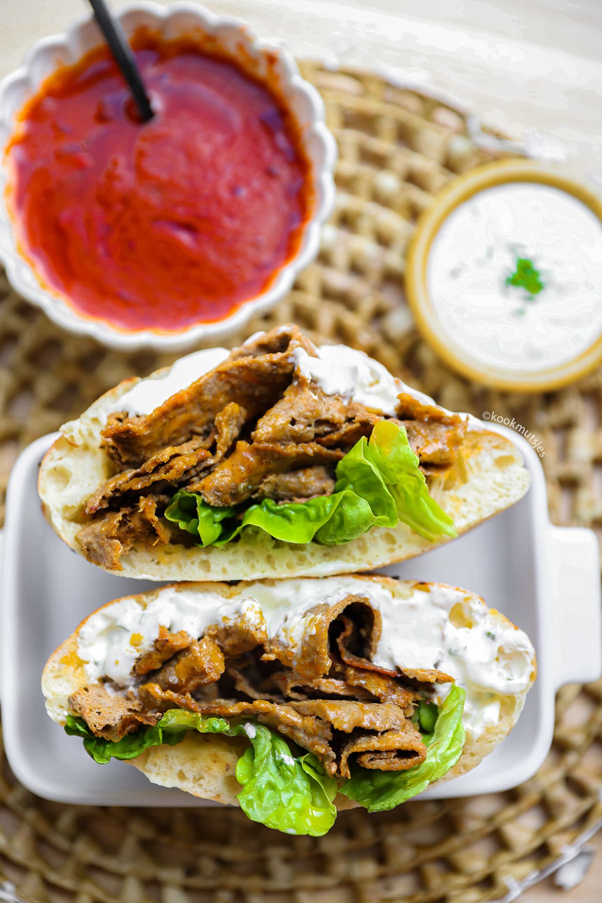 Iskender kebab met Turks brood, yoghurt, tomatensaus en gesmolten boter