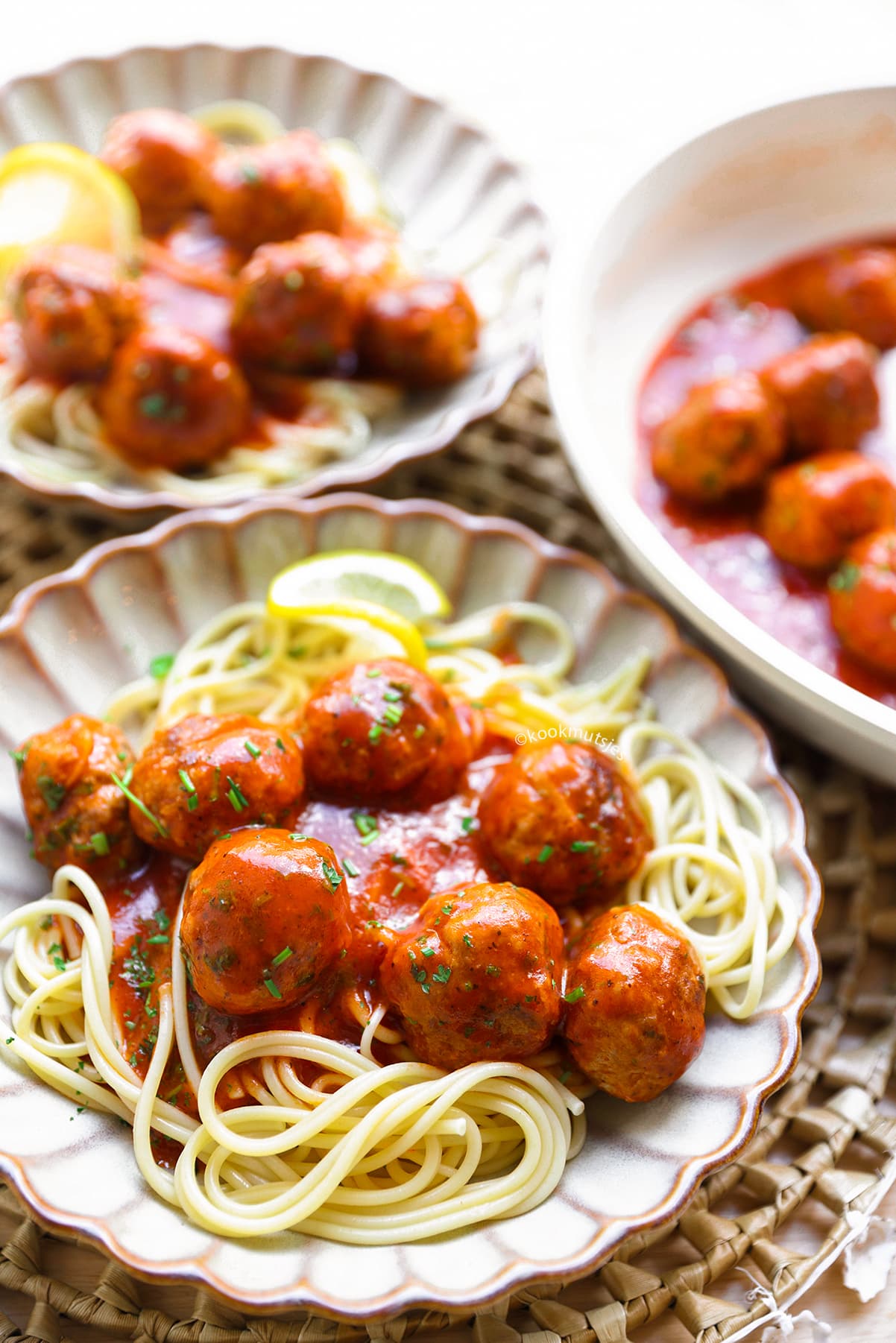 Goudbruine Italiaanse gehaktballen uit de pan op spaghetti