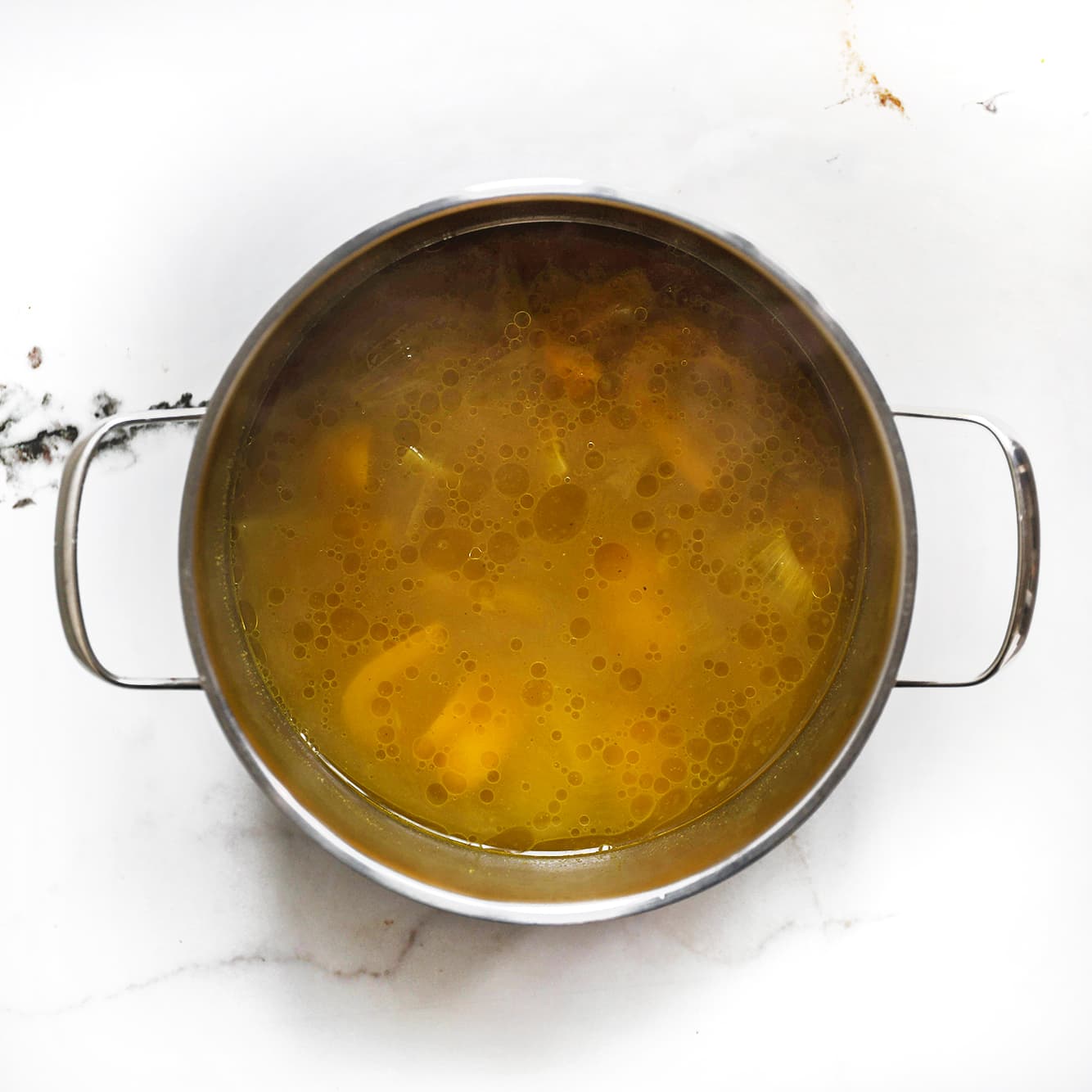 Kerriesoep met aardappel en groenten die zachtjes kookt