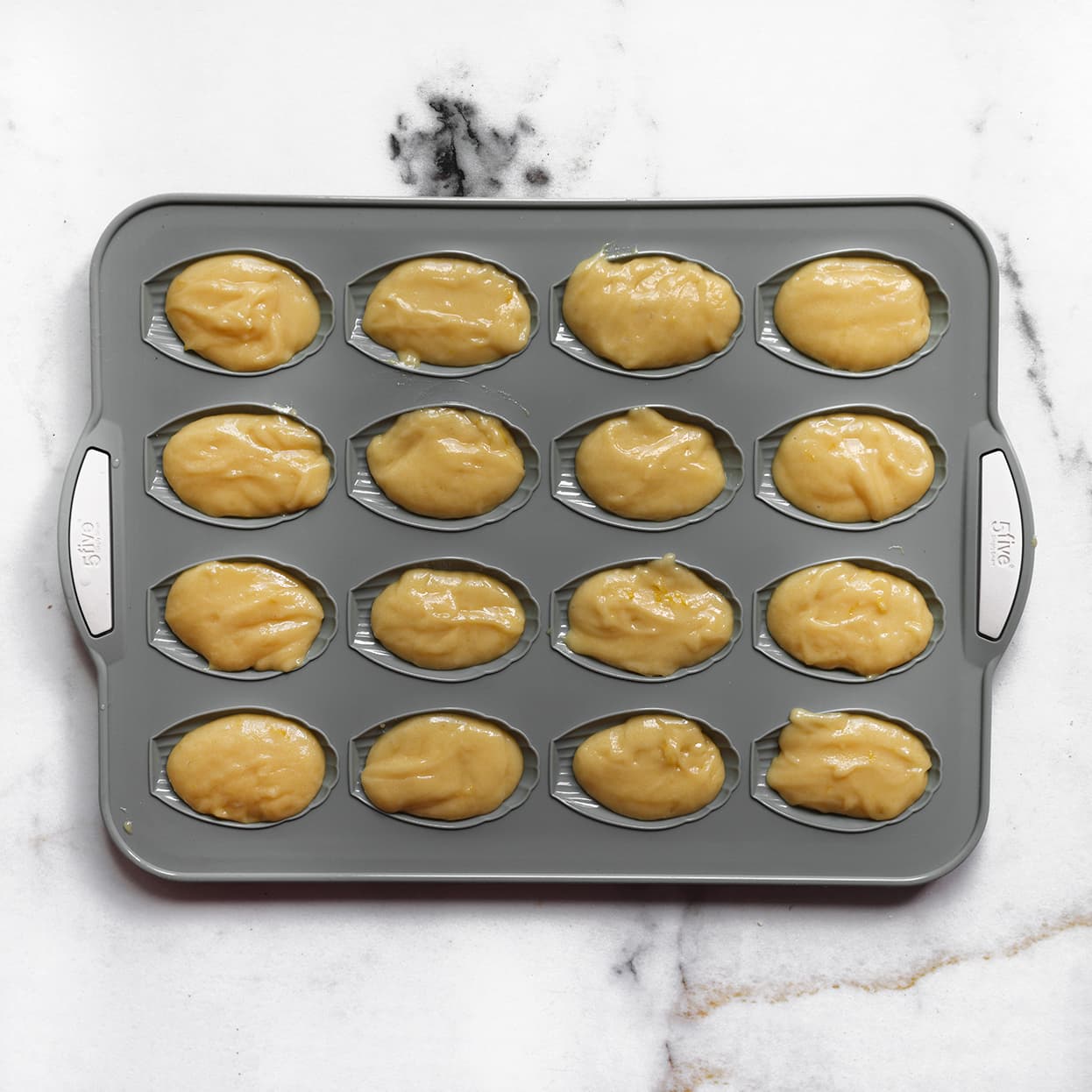 Madeleines vorm vullen met luchtig beslag