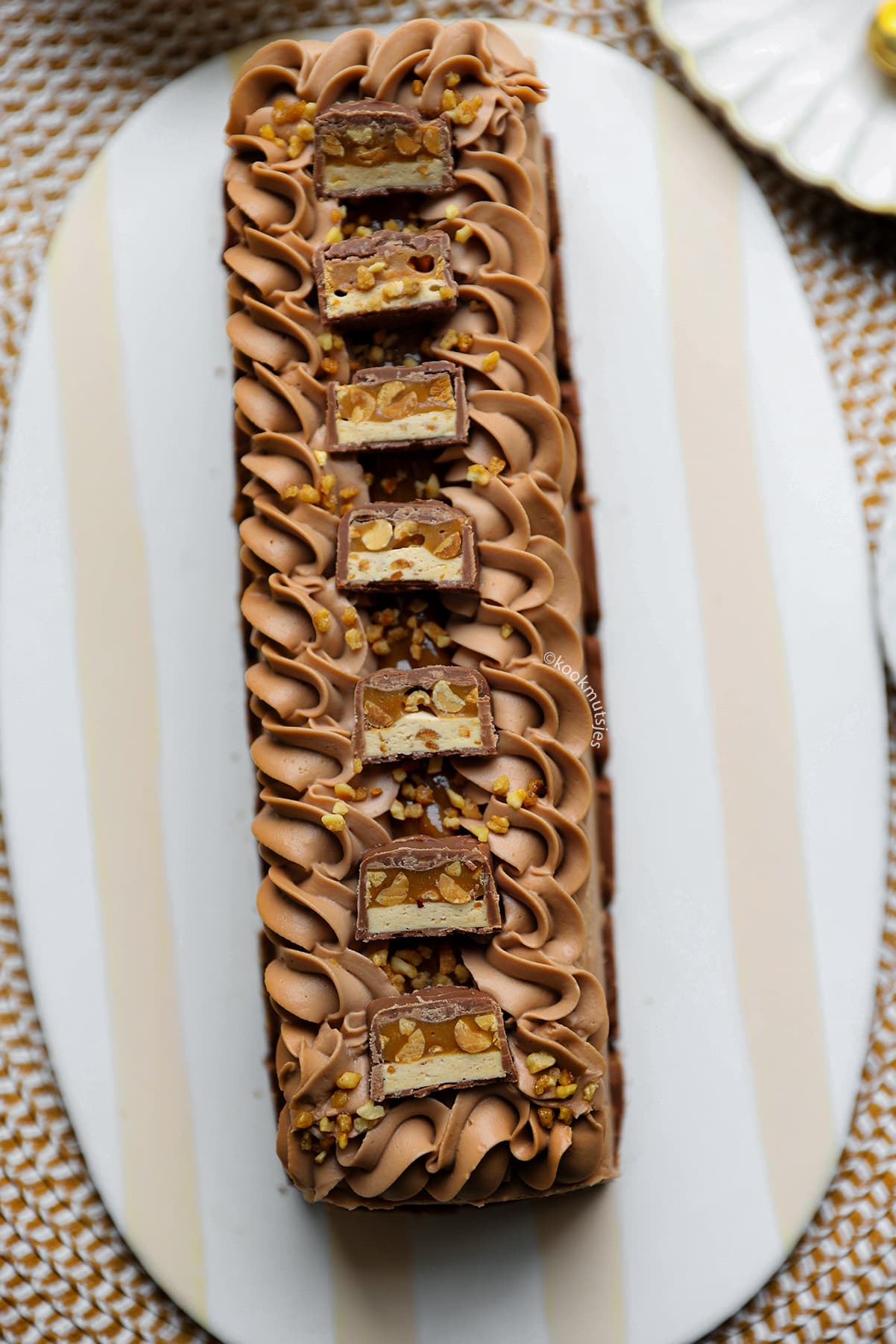 Snickers dessert met karamel, chocolade, pinda's en Snickers